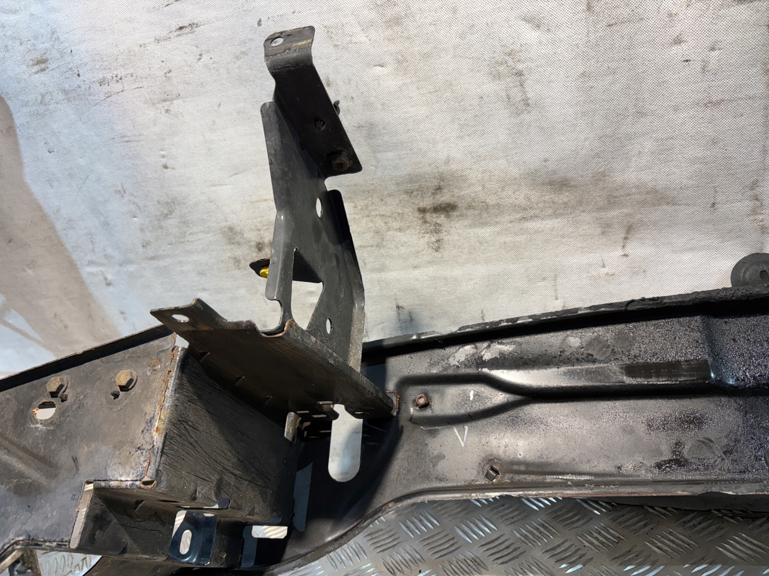 support panel for radiators pillar Volvo XC90 and 1 2,4D