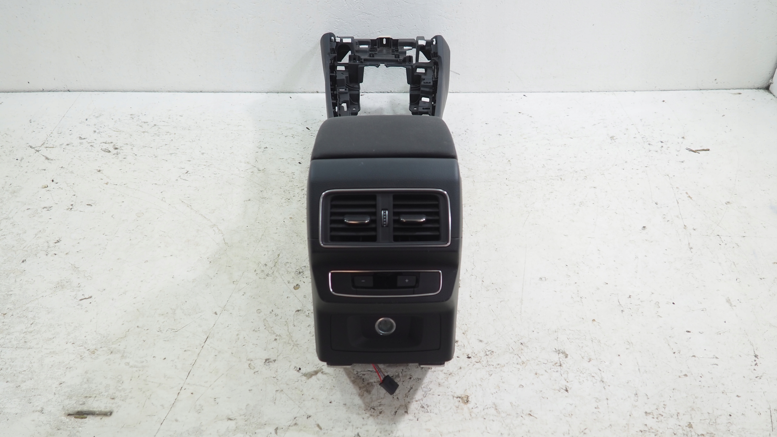 Audi Q5 II 80A tunel central armrest ladowarka indukcyjna