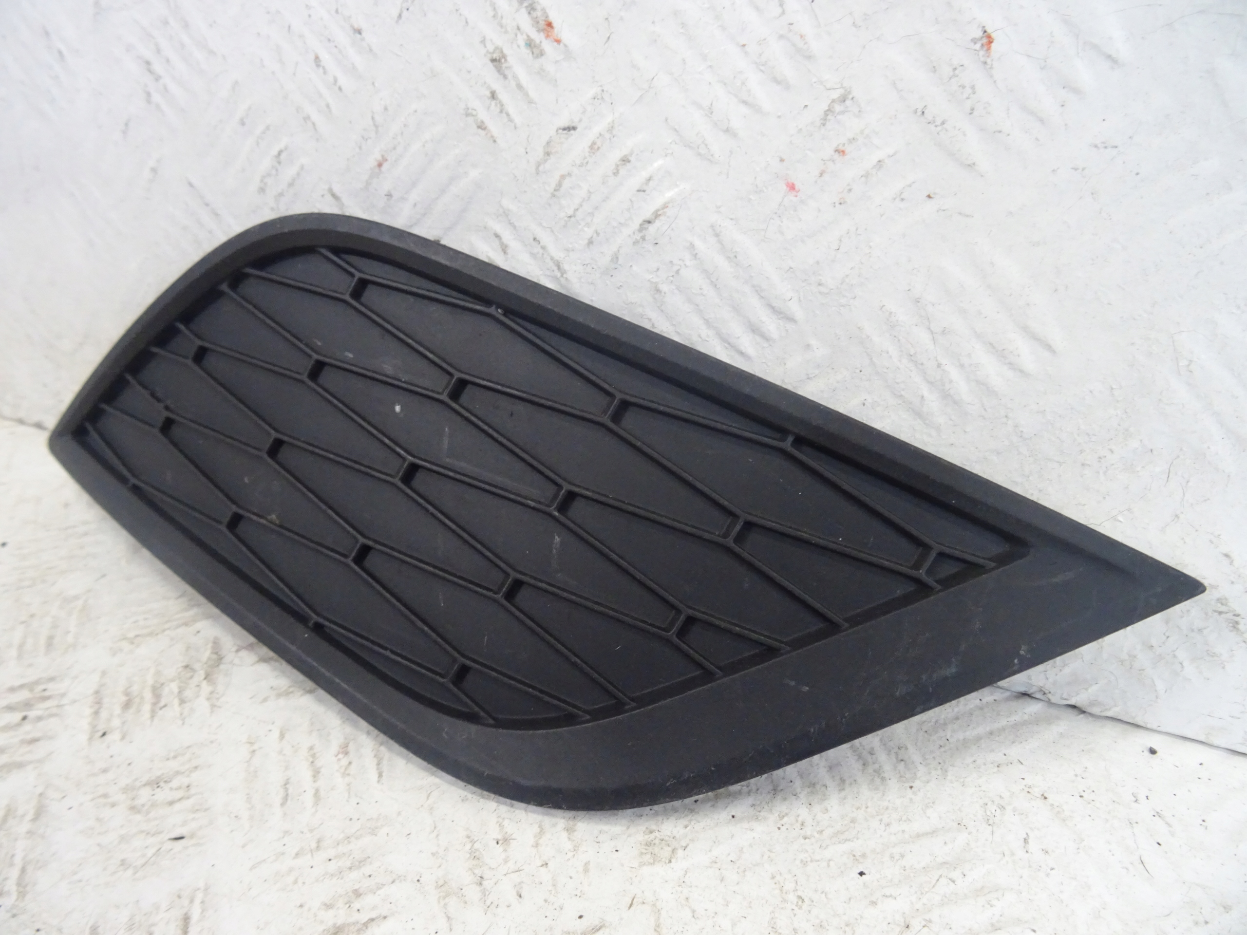 grid of a bumper front front right SEAT TOLEDO IV 6JA807368