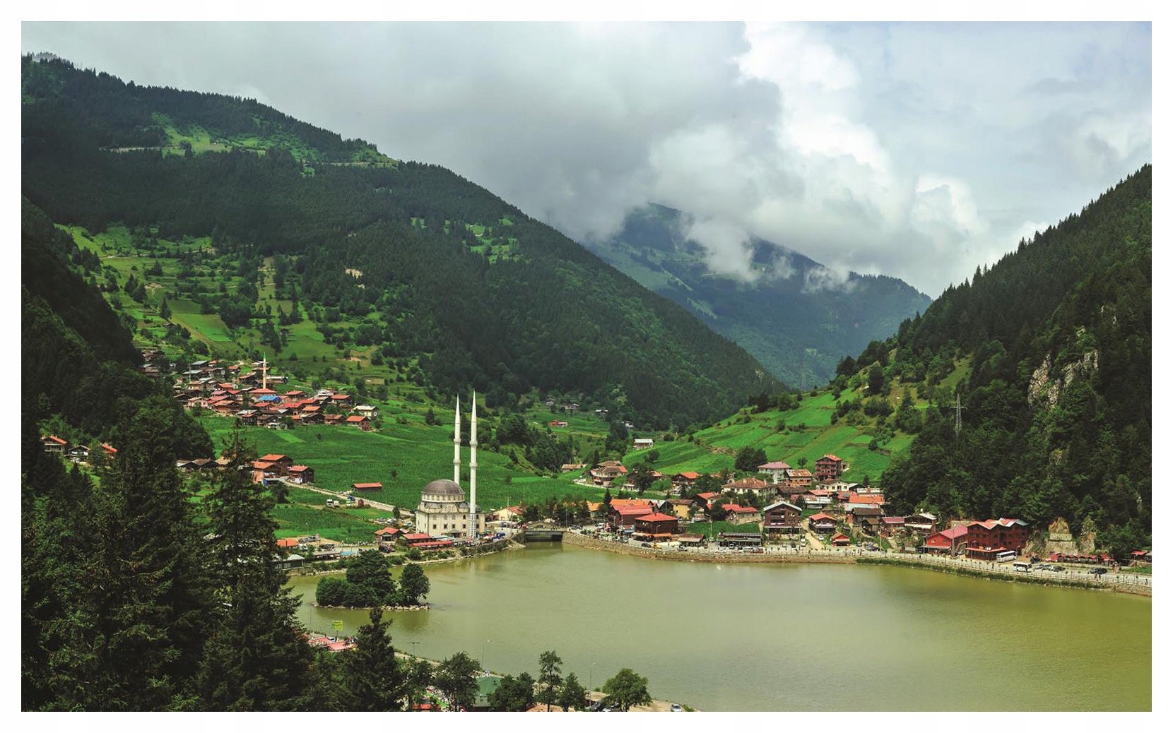 Fototapeta vlies Zelené hory jazero a dedina krajina 300x210 lepidlo