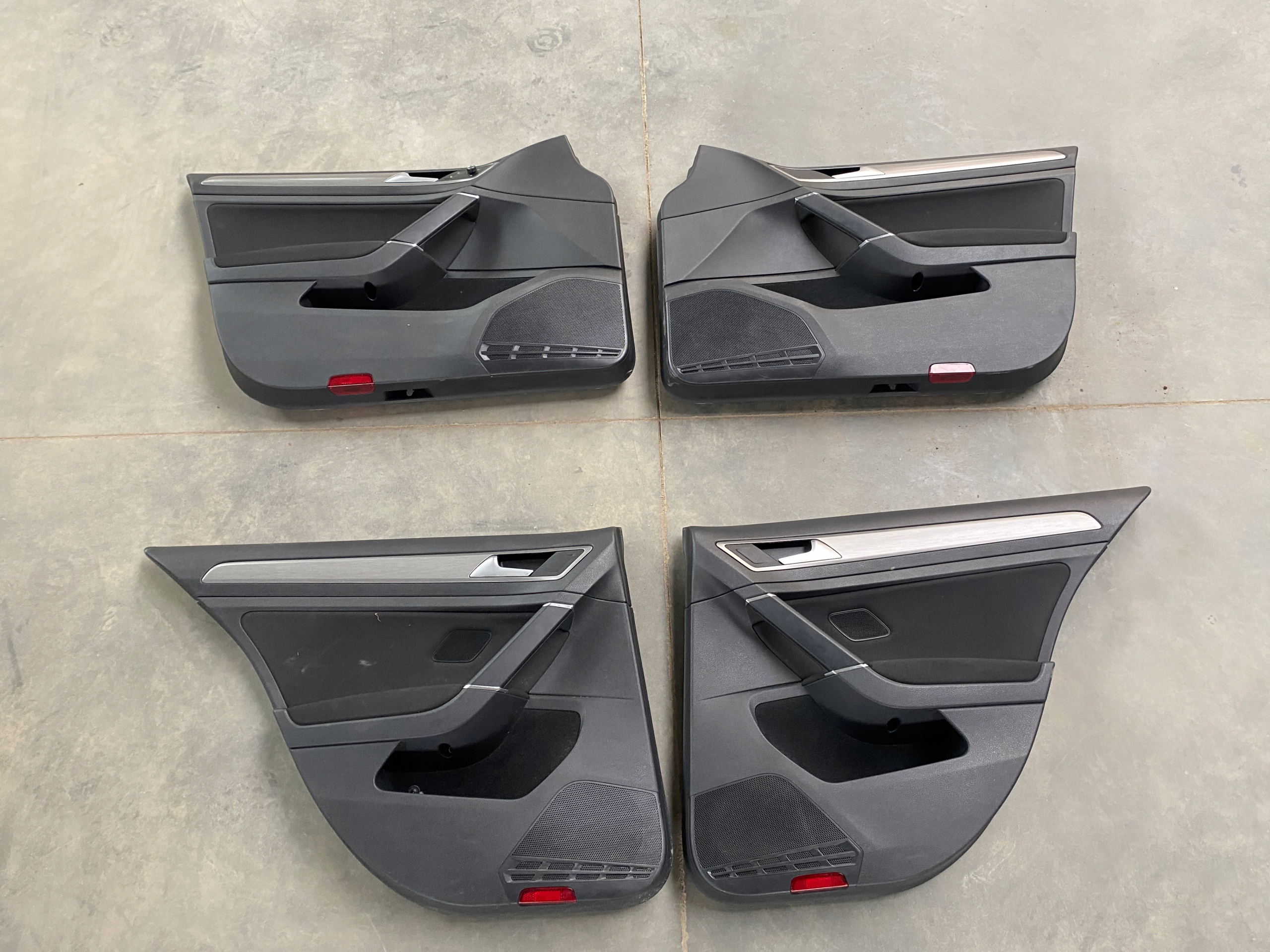 VW GOLF VII HB BOCZKI KOMPLET