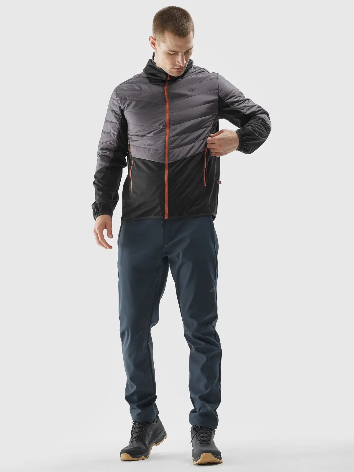 KURTKA MĘSKA 4F PIKOWANA PRZEJŚCIOWA JESIENNA FUNKCYJNA Z KAPTUREM AW23M310 Płeć mężczyzna