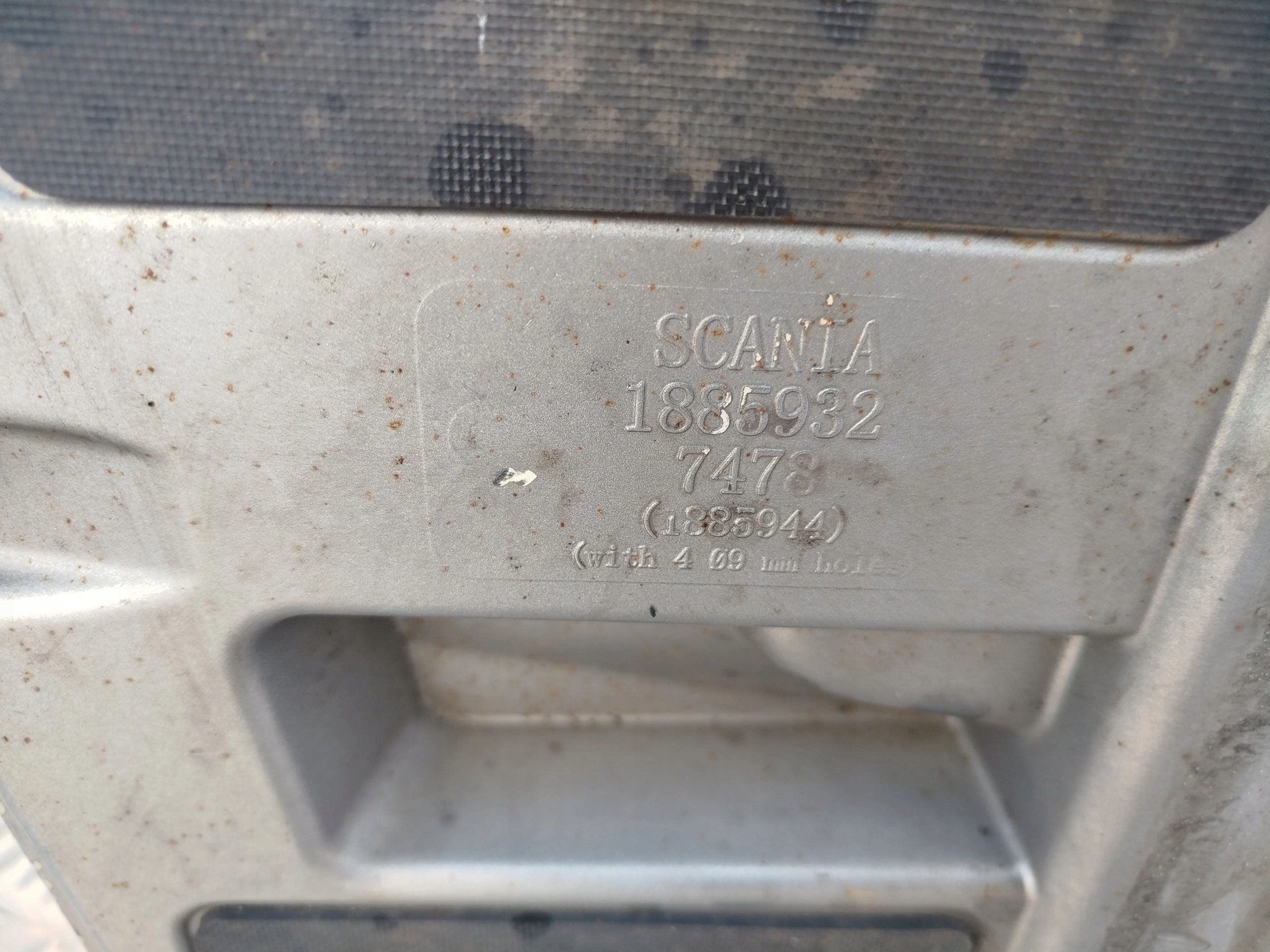 ATRAPA DOLNA ŁAWECZKA SCANIA STREAMLINE EURO 6 Kolor srebrny