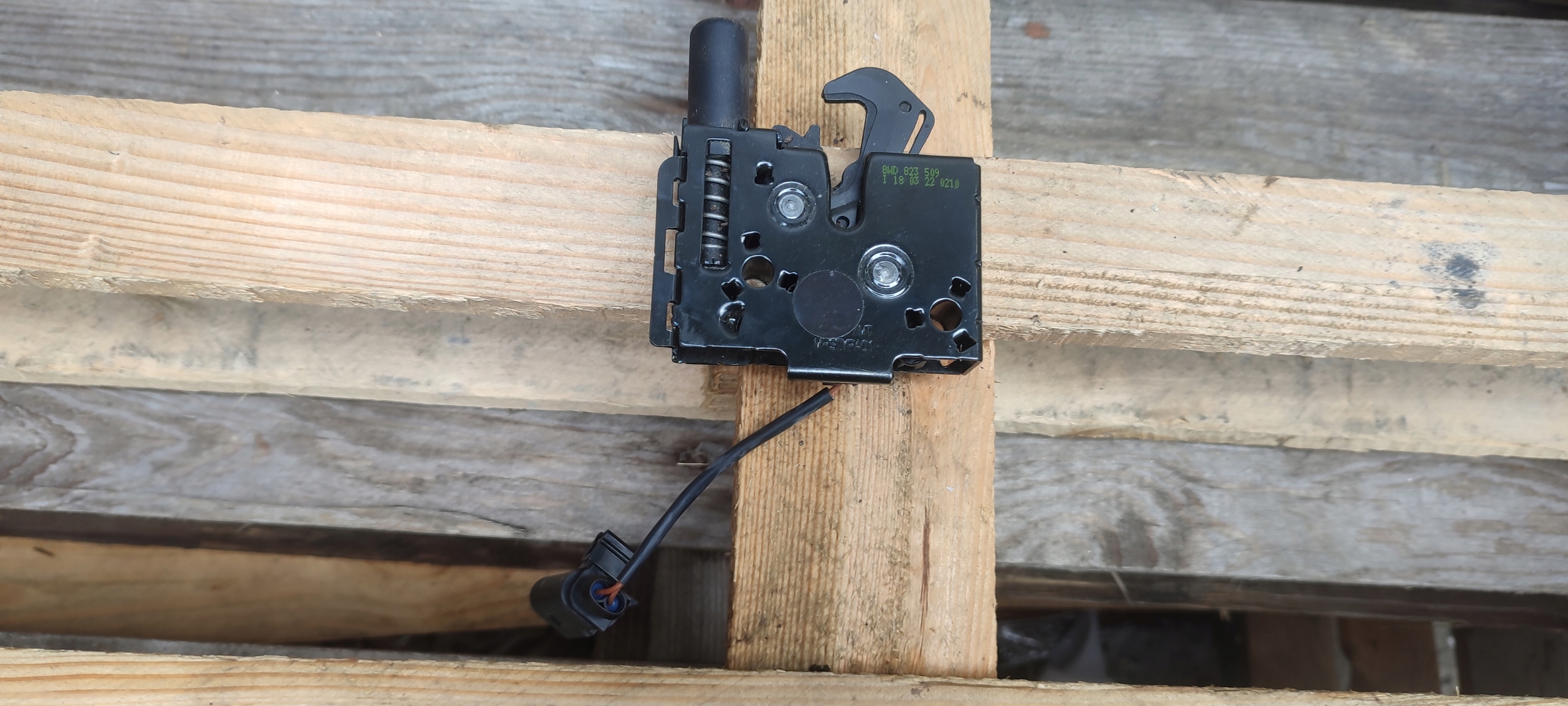 bonnet latch lock Audi A4 B8 A5 8T 8WD823509
