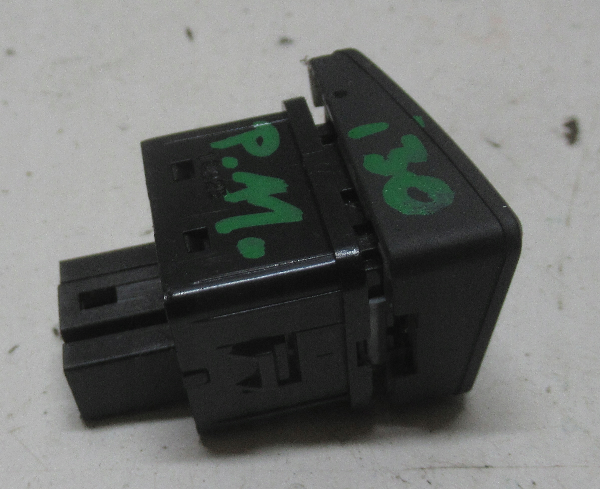 HYUNDAI I30 1.6 CRDI 11R switch GRZANIA seat right