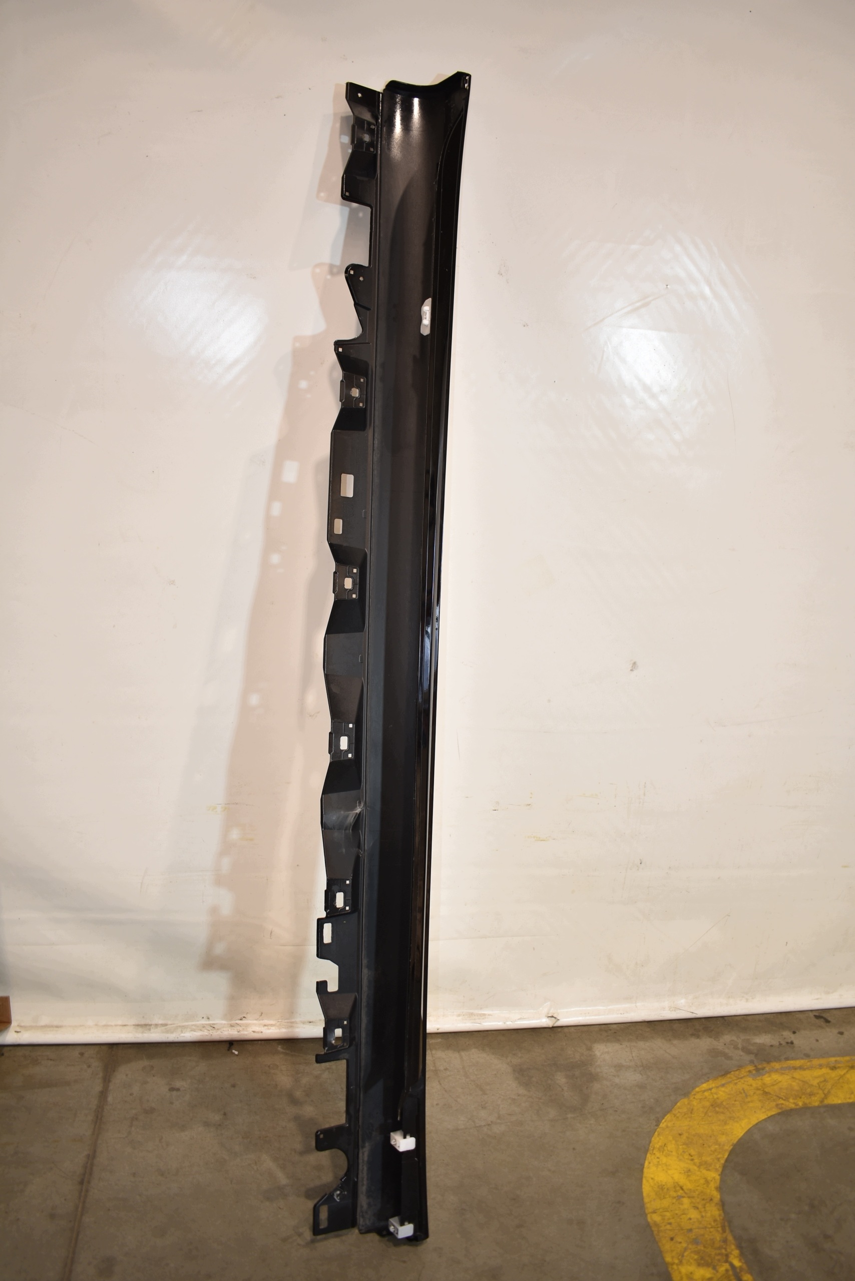 perfect condition moulding threshold left colour 197 MERCEDES W214 AMG 1