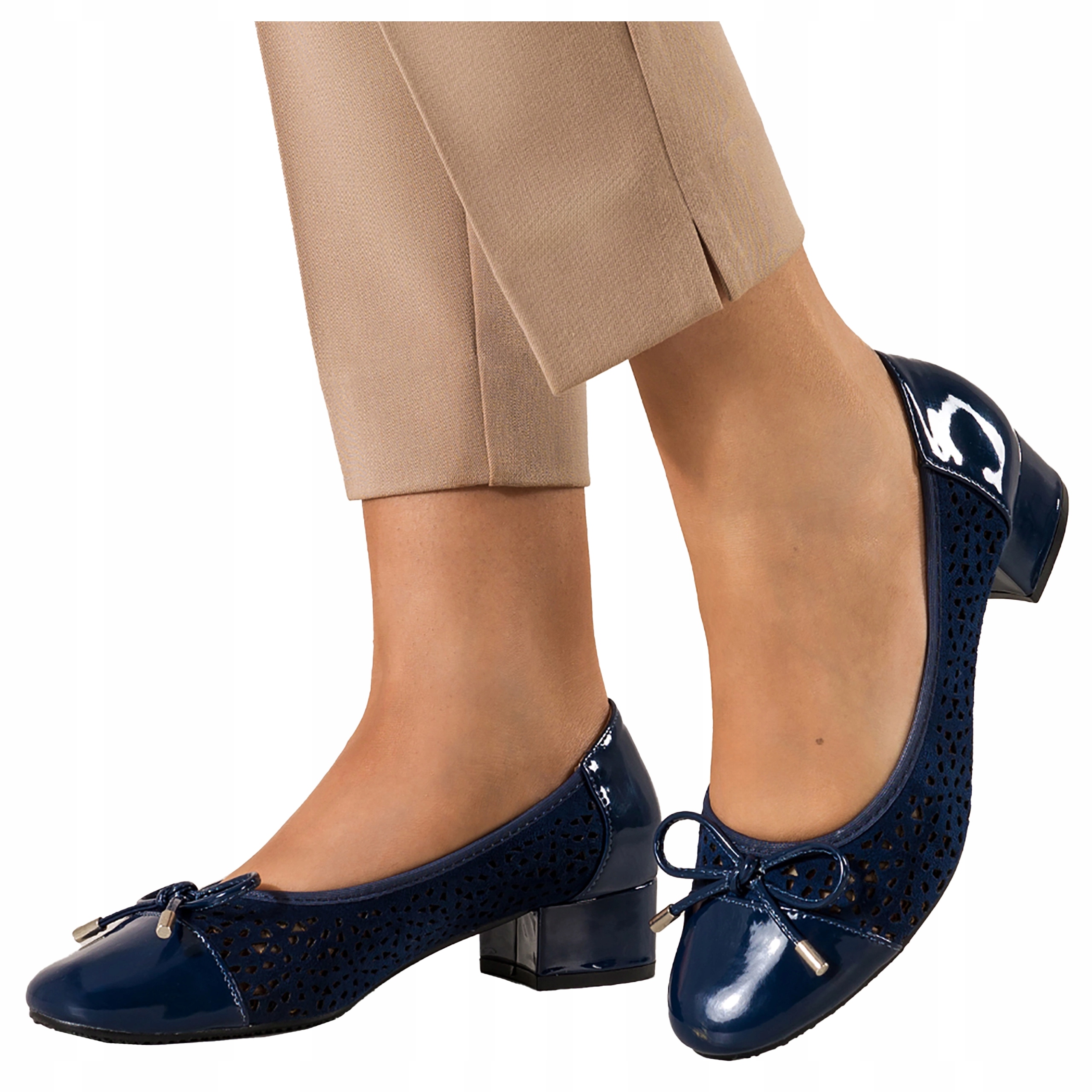 Dámské modré ažurové lodičky na nízkém podpatku s koženou vložkou, velikost 39