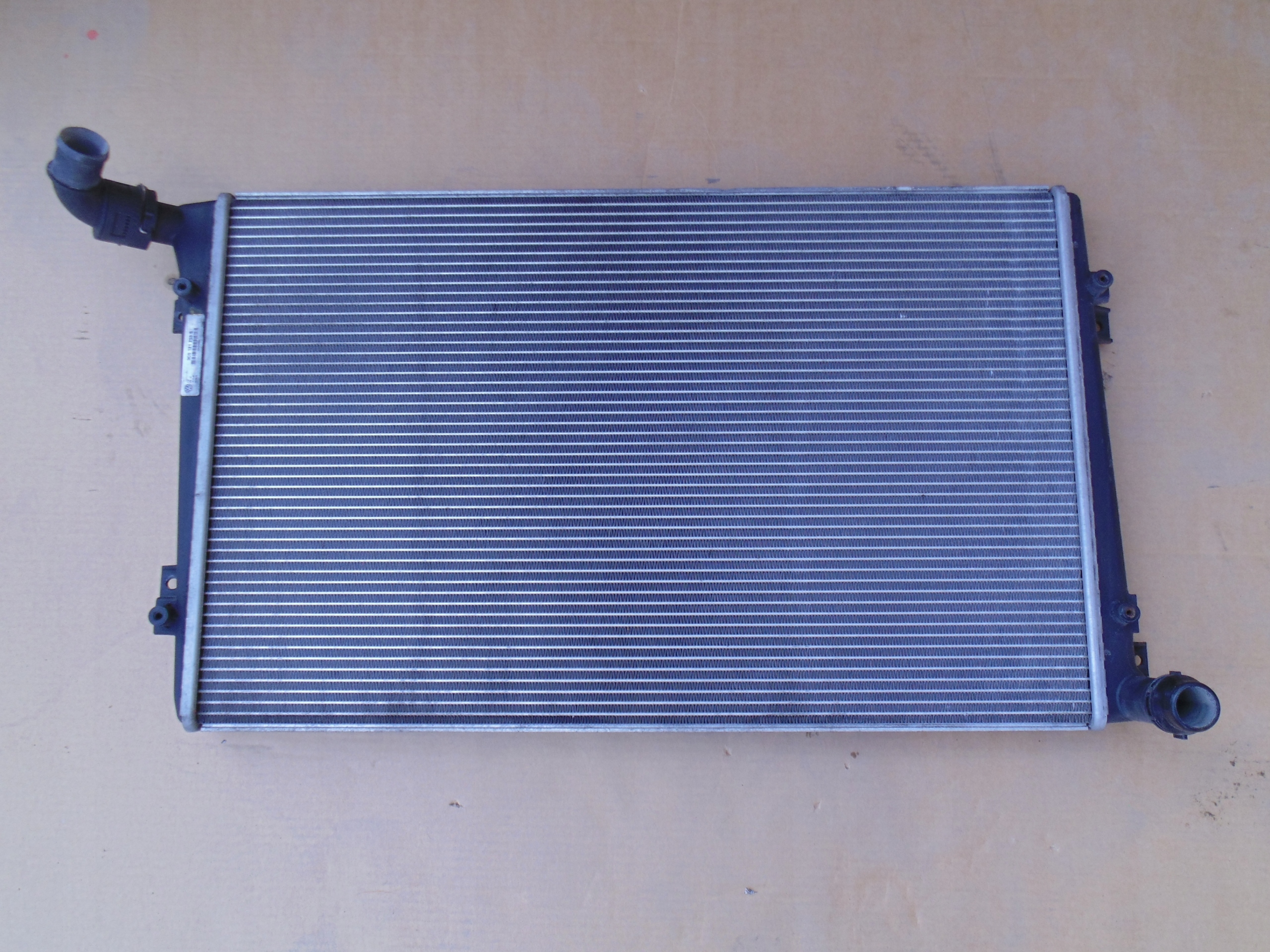 RADIATORE / RAFFREDDATORE CIECZY D’ACQUA LIQUIDO VW 1.9 TDI 3C0121253S