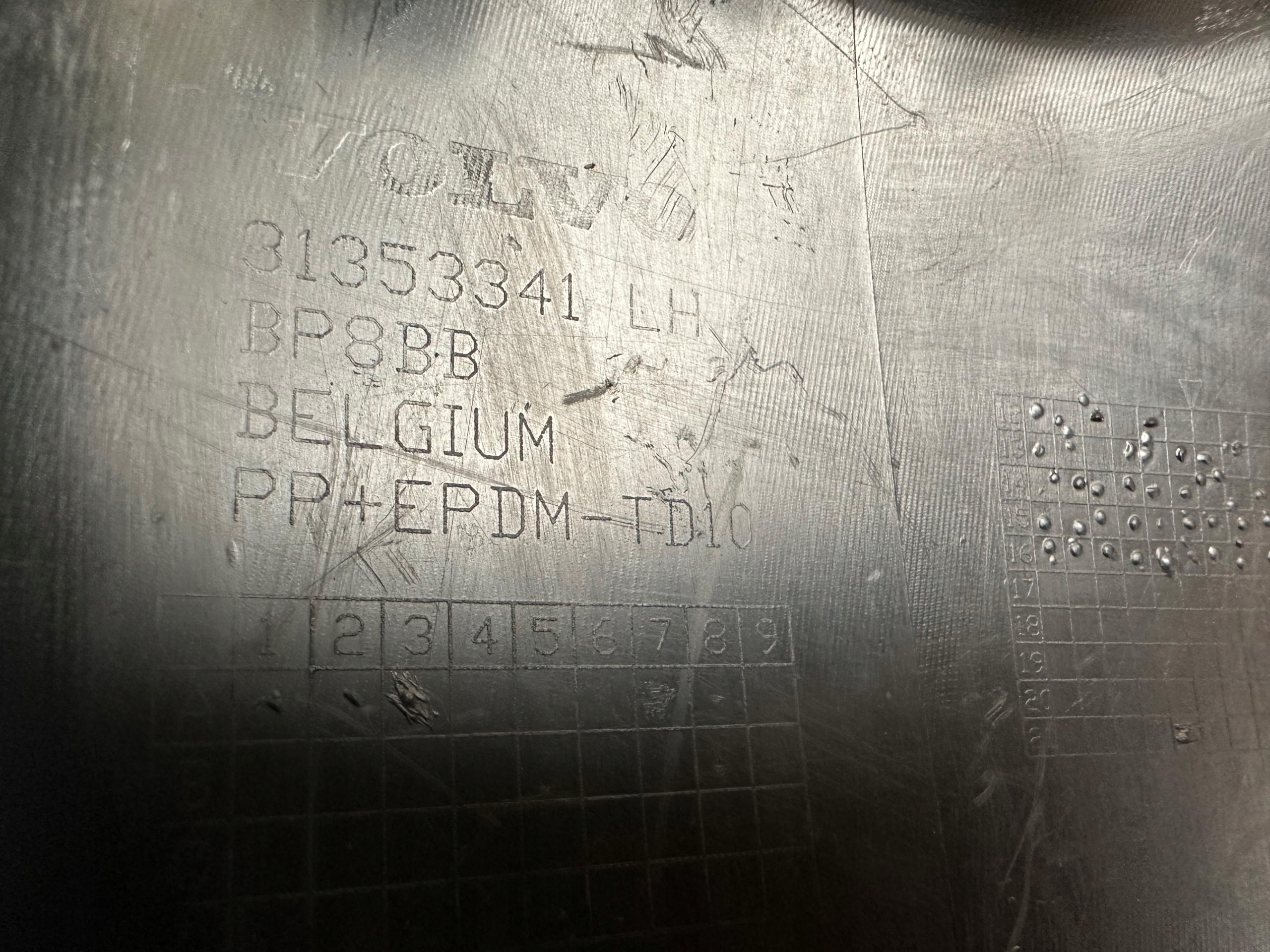 Volvo V40 grid of a bumper left front 31353341