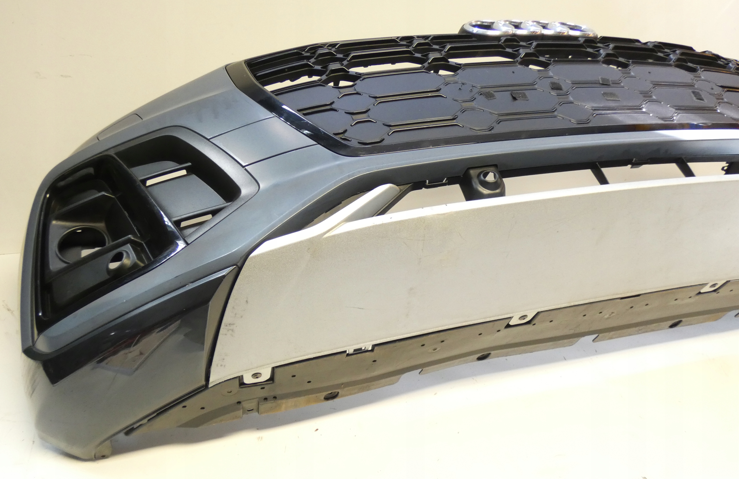 AUDI Q5 SQ5 80A807437P LIFT 2020- POD 6 PDC ZDERZAK PRZÓD PRZEDNI Otwory dla lampy przeciwmgielnej