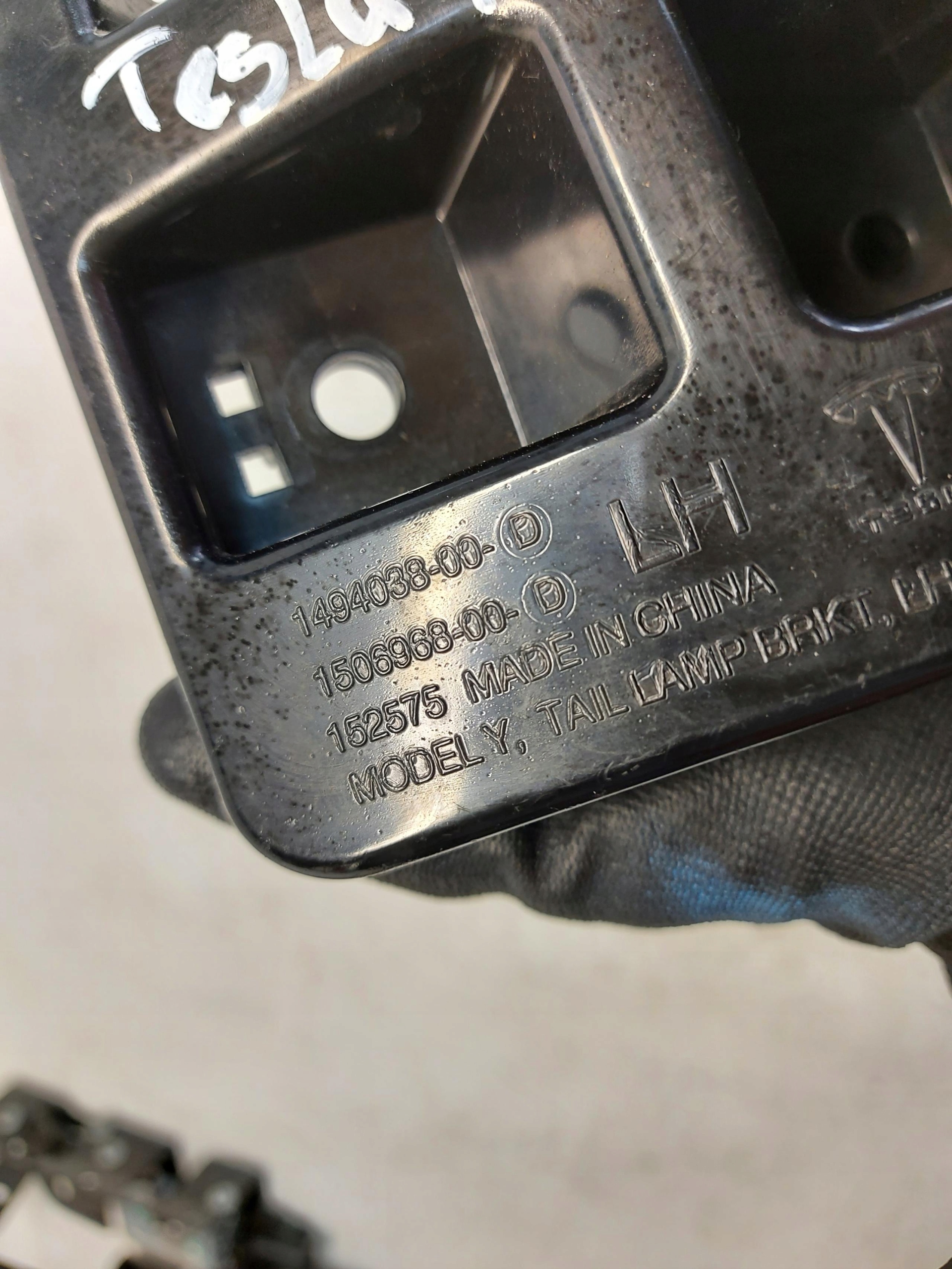 TESLA MODEL Y 2022r, Support Support plaque Pare choc Gauche Arrière 1494038-00-D