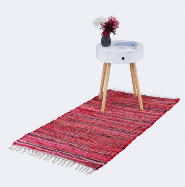 Koberec pletený v odstínech červené barvy