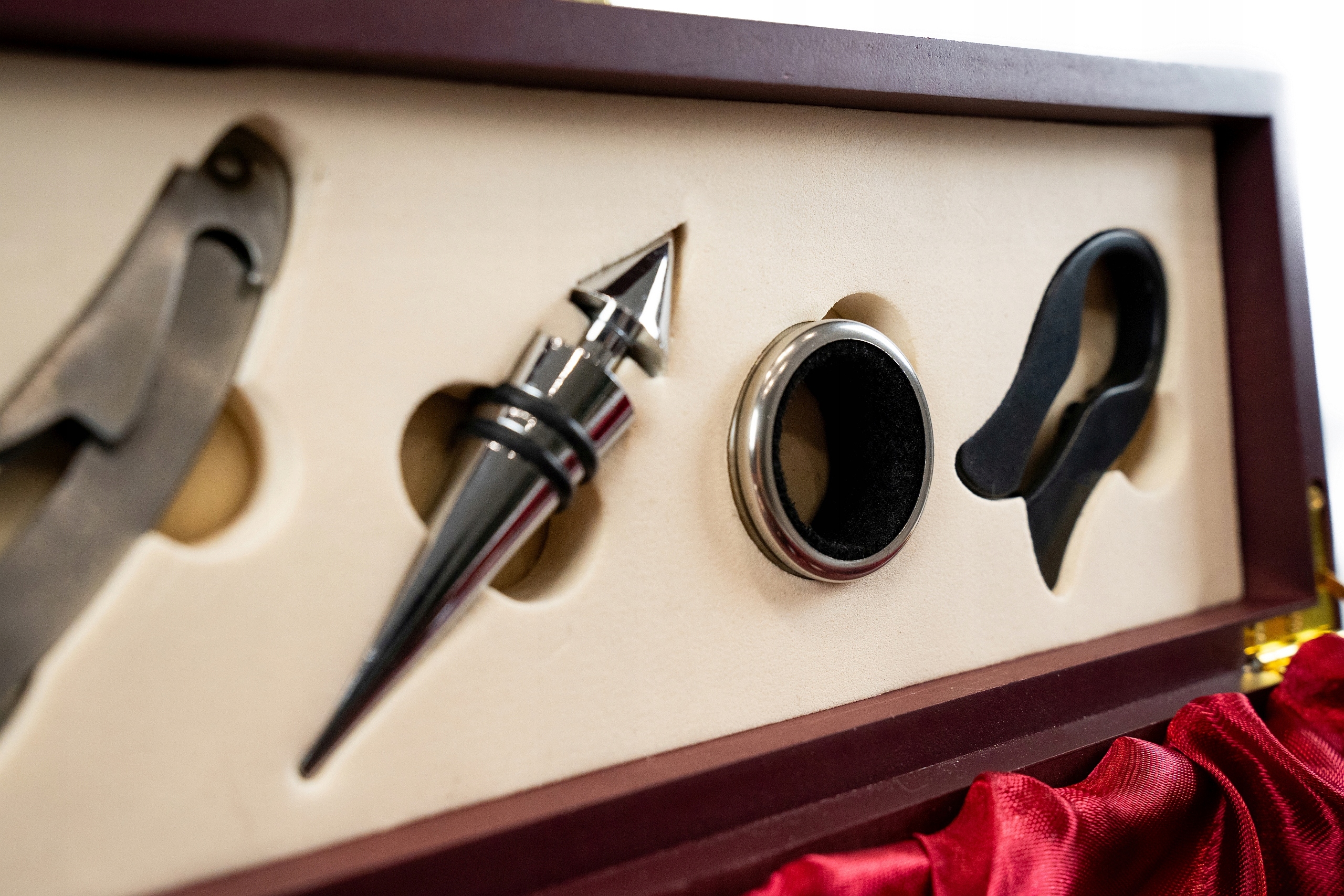 Zestaw do wina Skrzynka na wino z akcesoriami K204 Producent Blue Collection