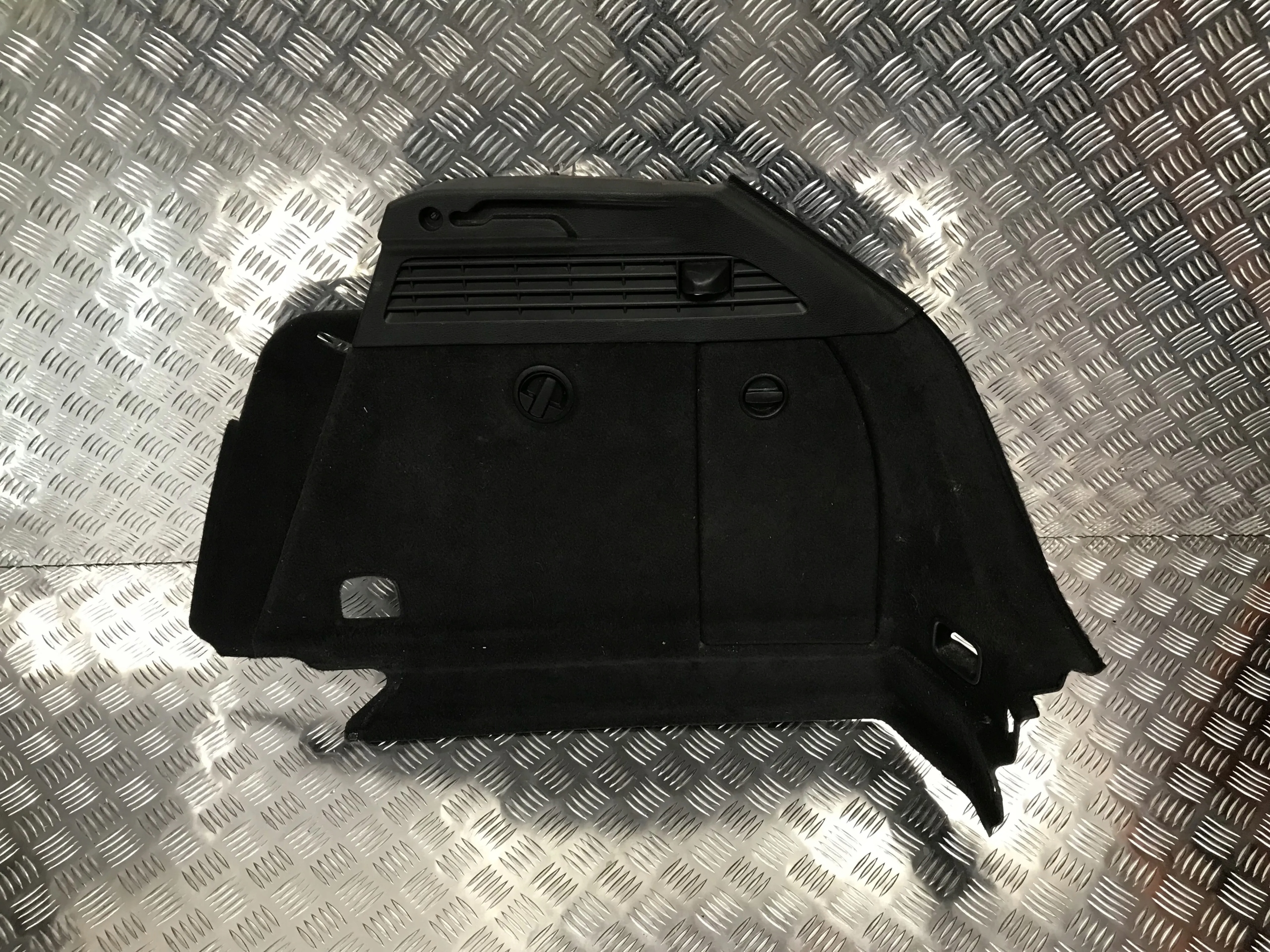 BOCZEK BAGAŻNIKA PRAWY AUDI A3 8V 12- SPORTBACK