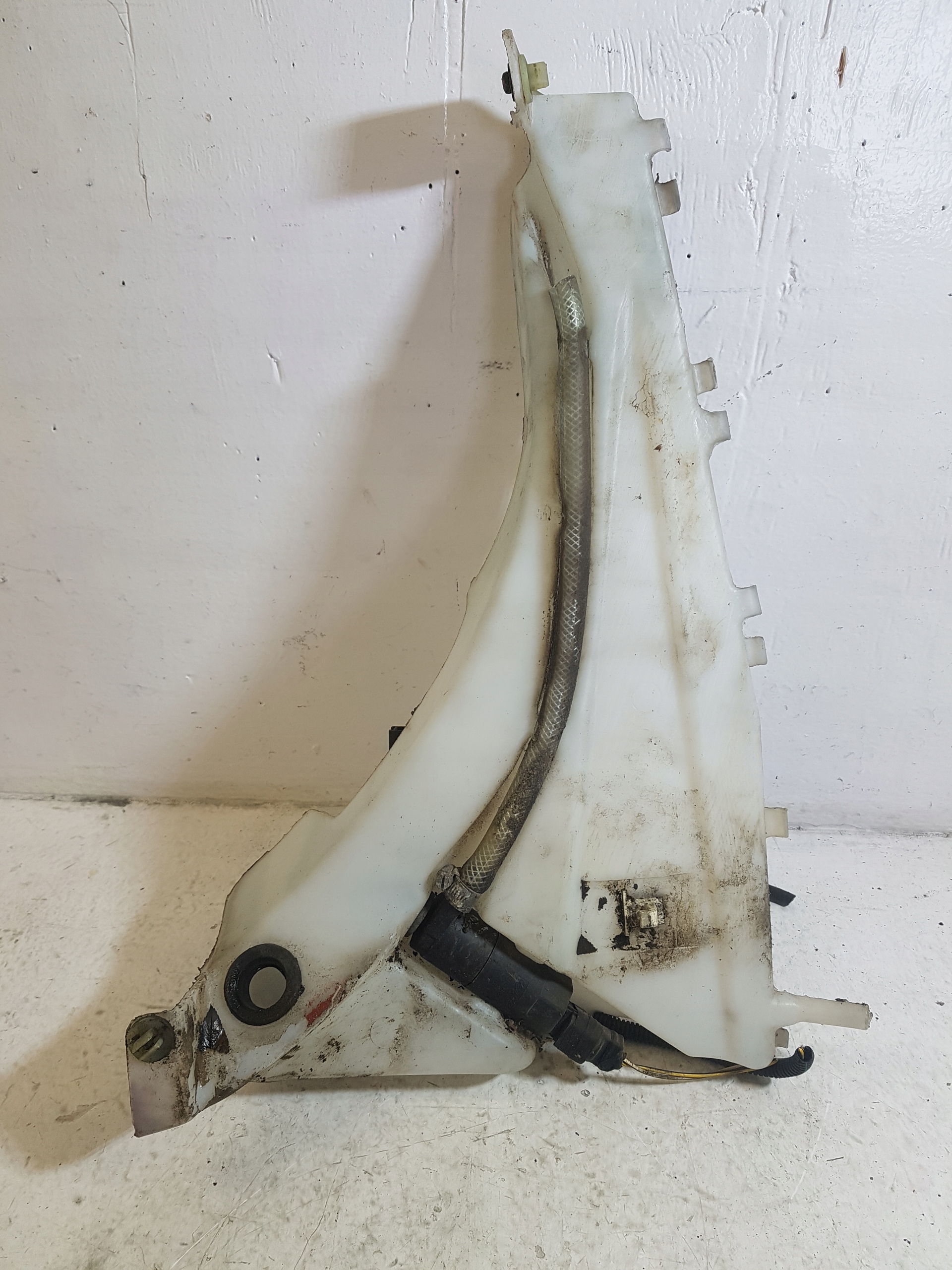 washer fluid tank VOLVO V50 4M51-13K163-AC