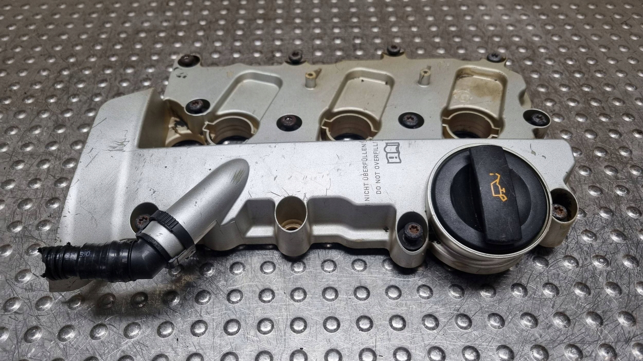 Abdeckung der Ventile links 06E103471G A4 B7 A6 C6 3.2 FSI