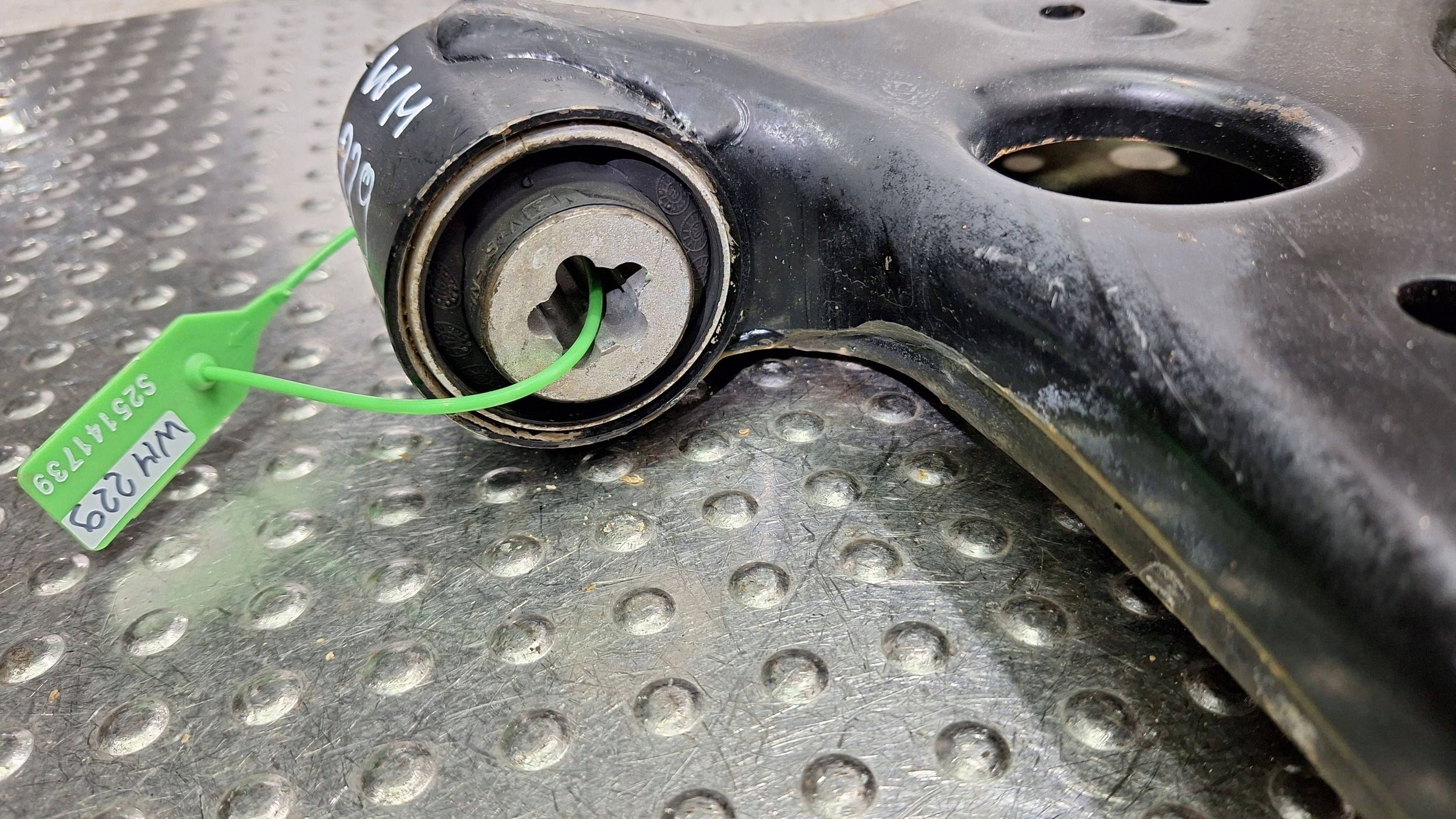 arm right front A9103330100 MERCEDES SPRINTER W907 W910 CRAFTER