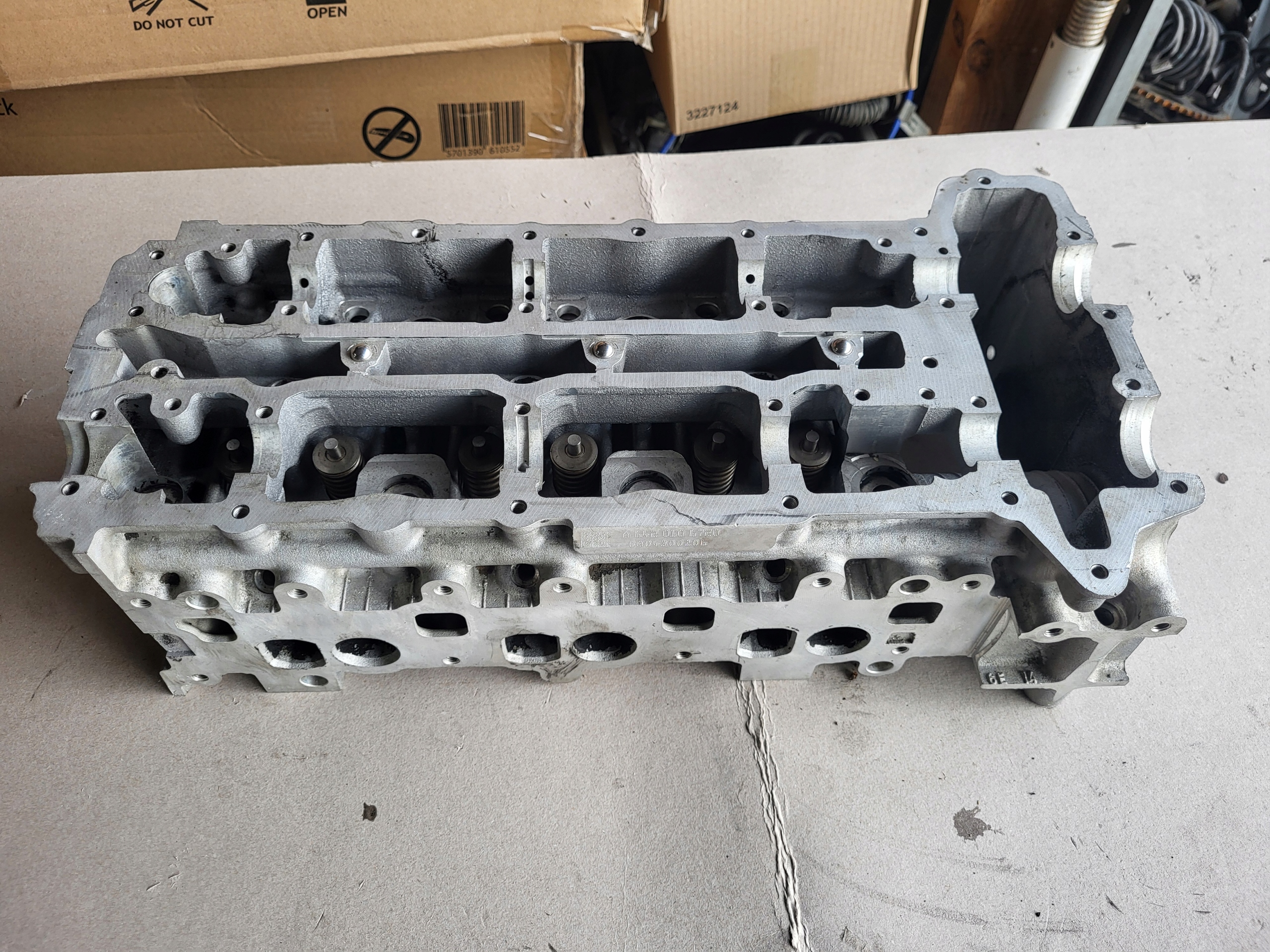 GŁOWICA ZAWORÓW MERCEDES W211 W209 W219 W221 3.0 CDI V6 R6420163901 Numer katalogowy części R6420163901, R6420163601