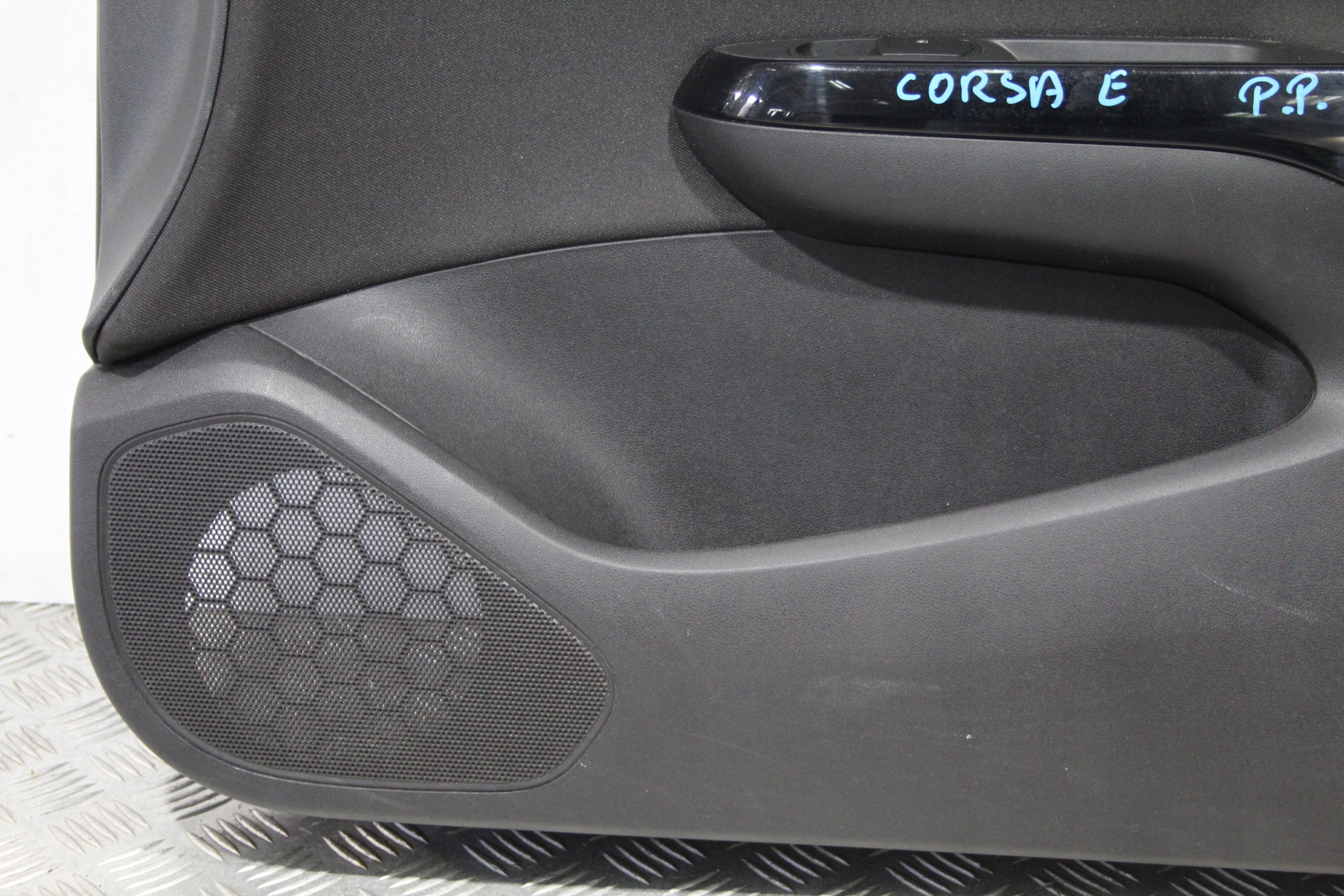 bok dveře pravý předek OPEL CORSA E