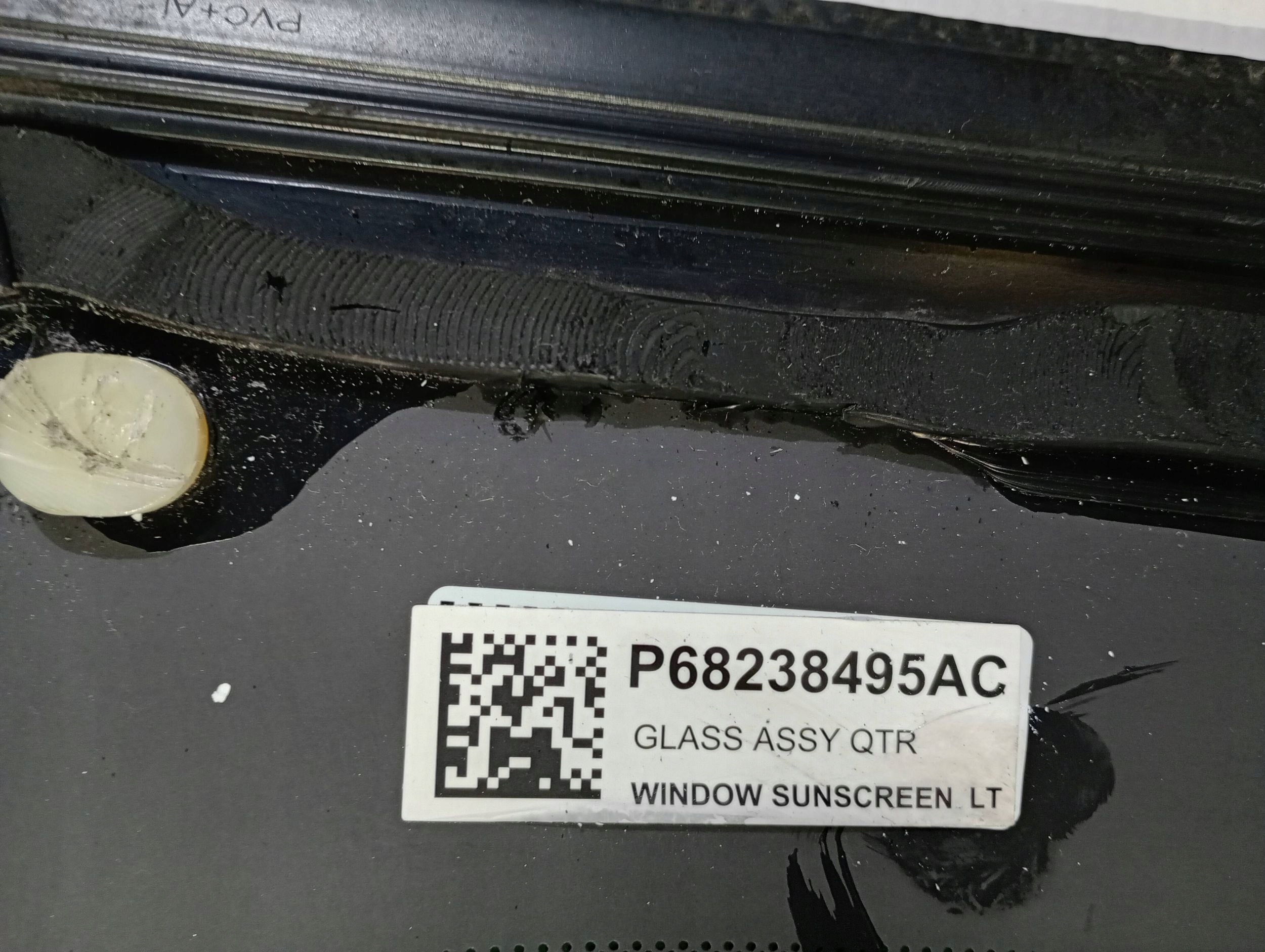 window bodywork side left rear part Chrysler Pacifica 2017