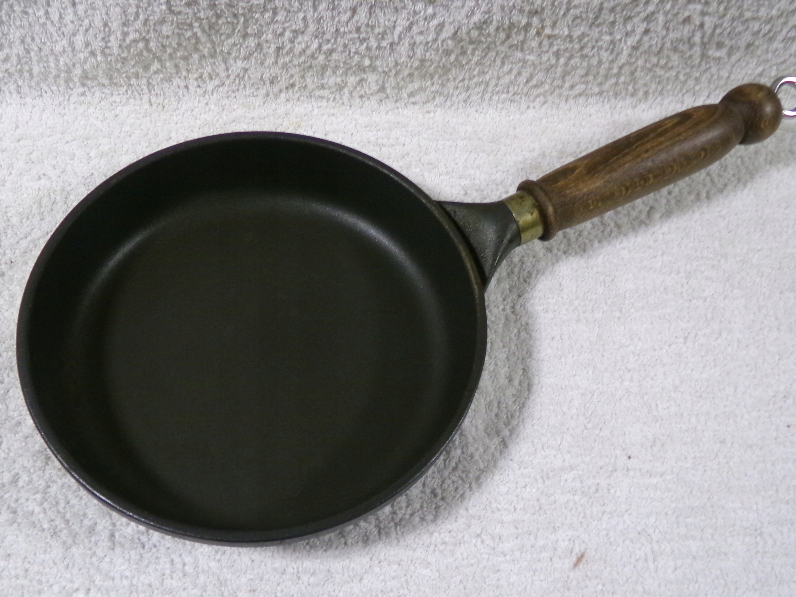 SOLIDNA PATELNIA ŻELIWNA Z DREWNIANĄ RĄCZNĄ-RĘCZNY ODLEW