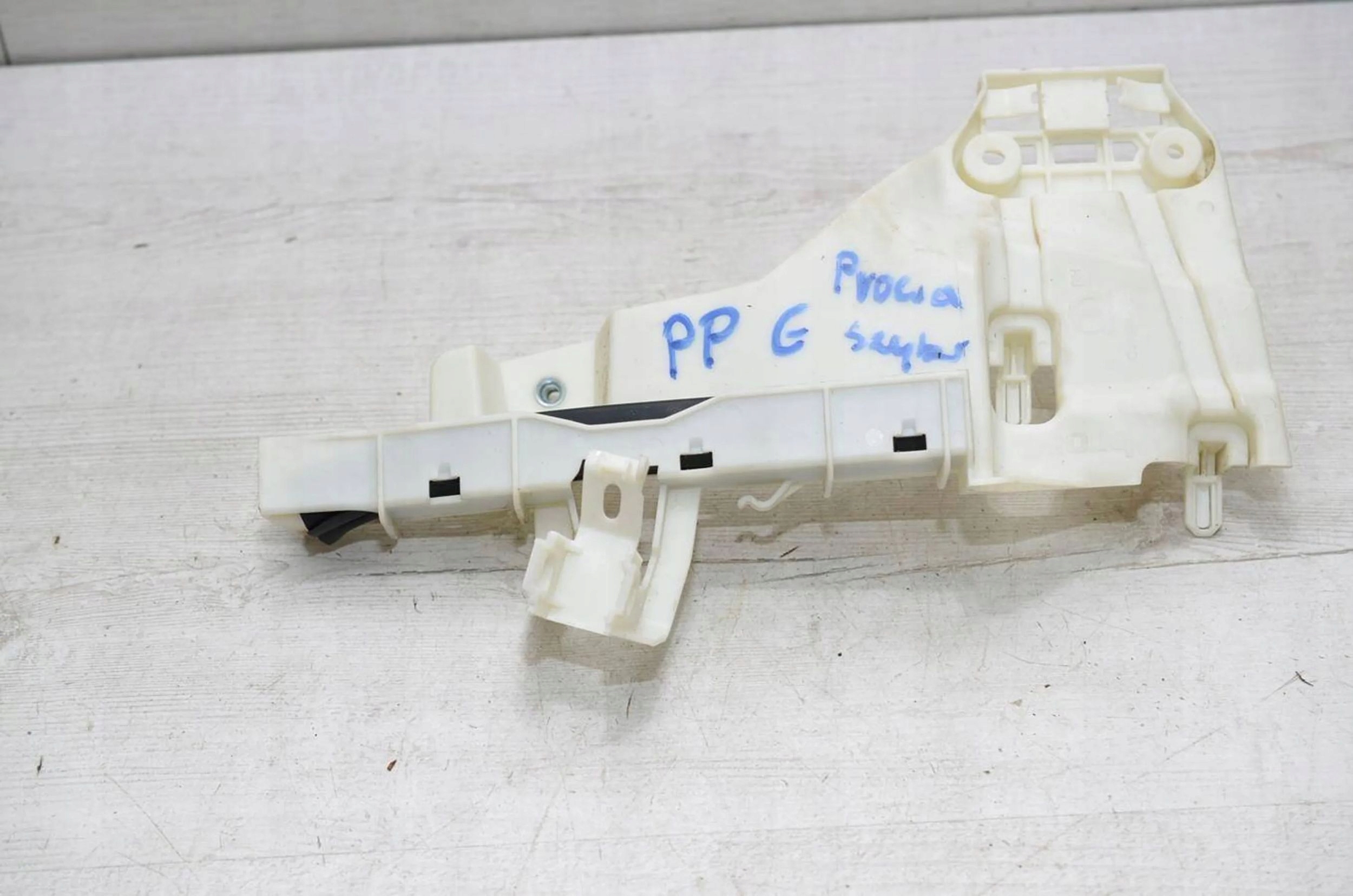 Alfa Romeo Giulia 2021 front side right holder