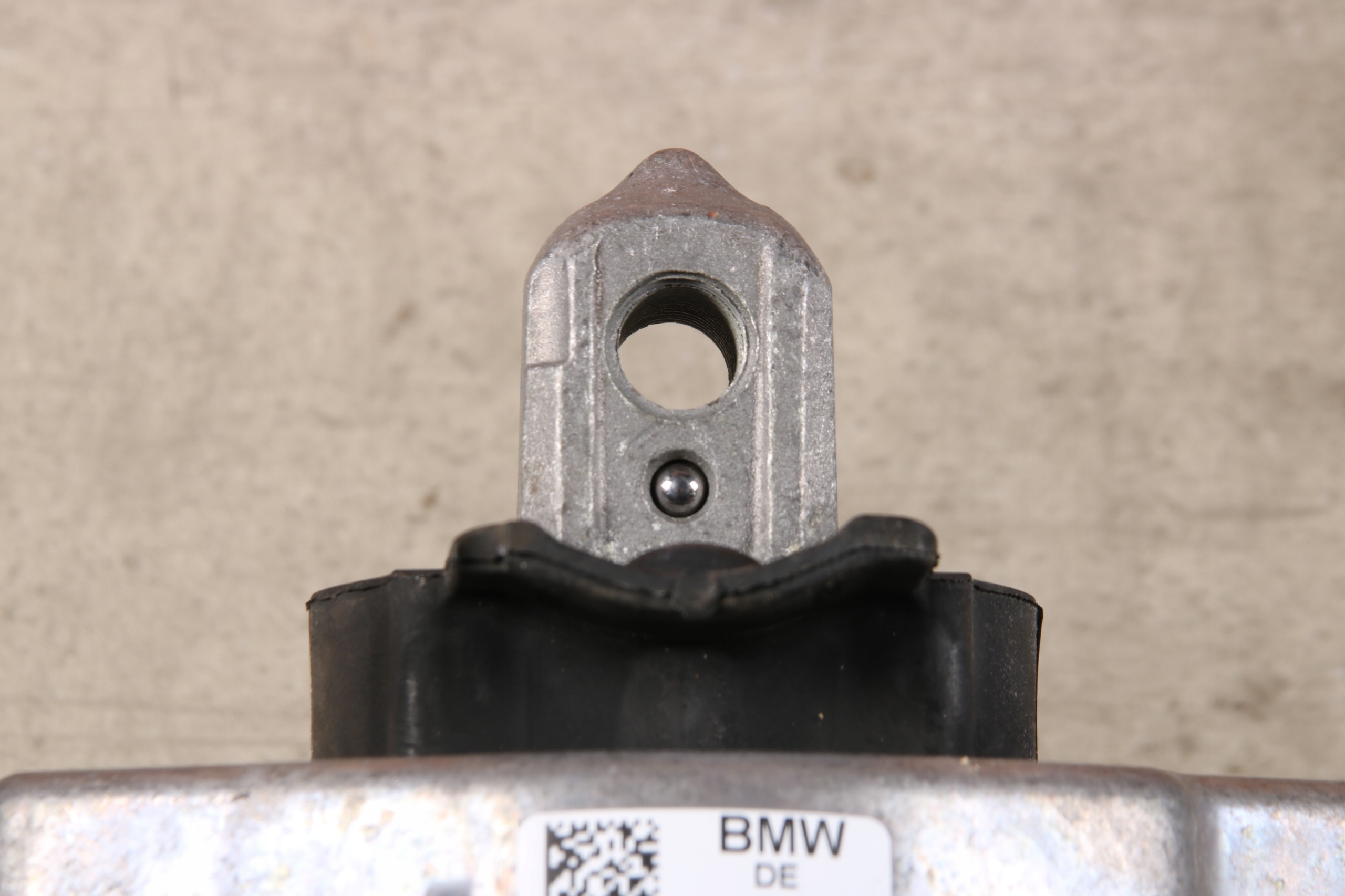 BMW G20 G21 320e 330e engine mount right 6860494