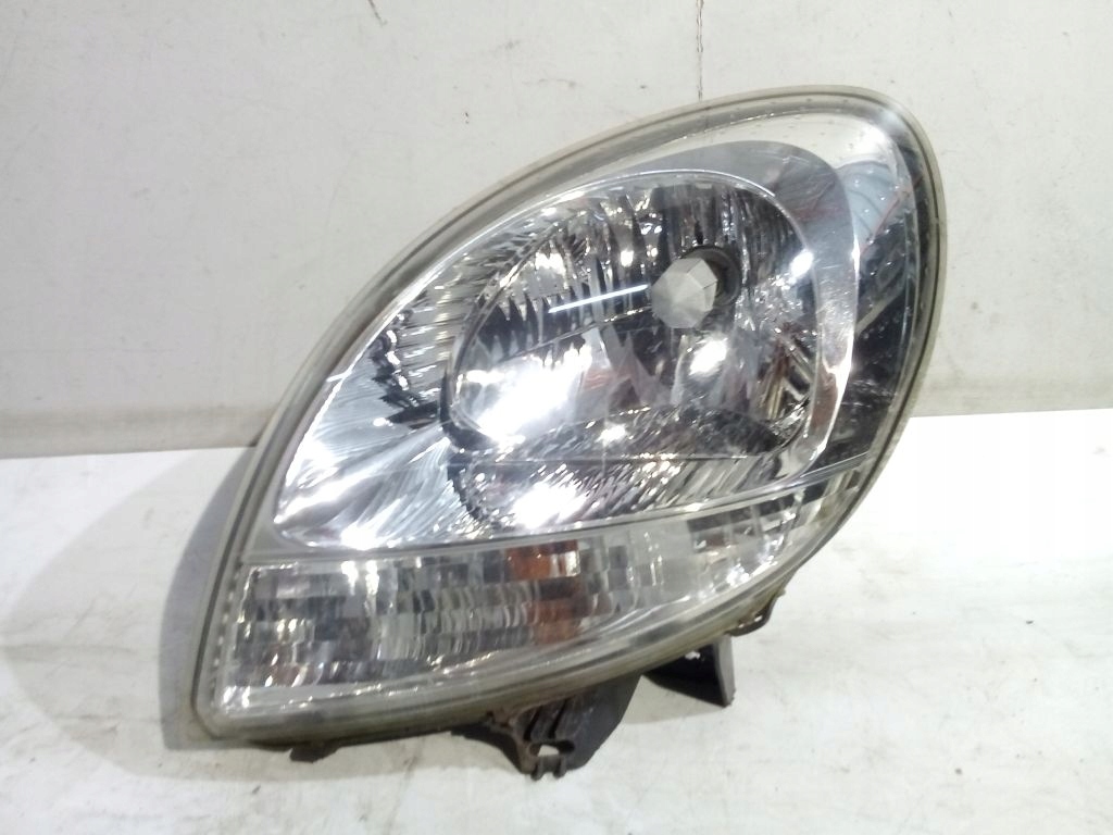 Renault Kangoo and lift light left front front