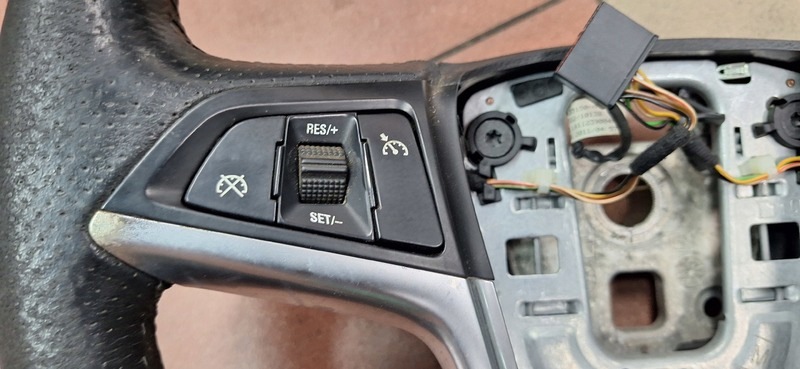 lenkrad OPEL ASTRA J 13351022