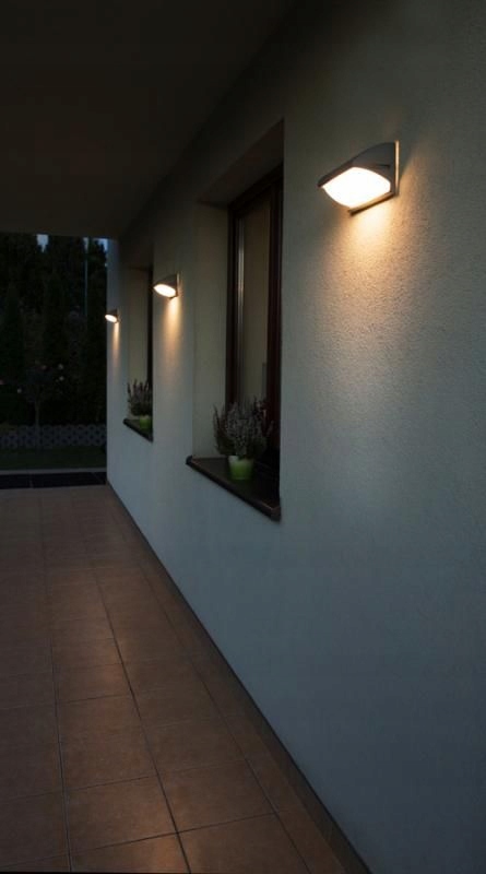 Nástěnná lampa v odstínu černé barvy k ozdobení balkonu terasy Nelly E27