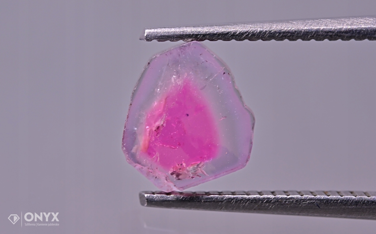 Turmalín nepravidelná destička 7x6 mm