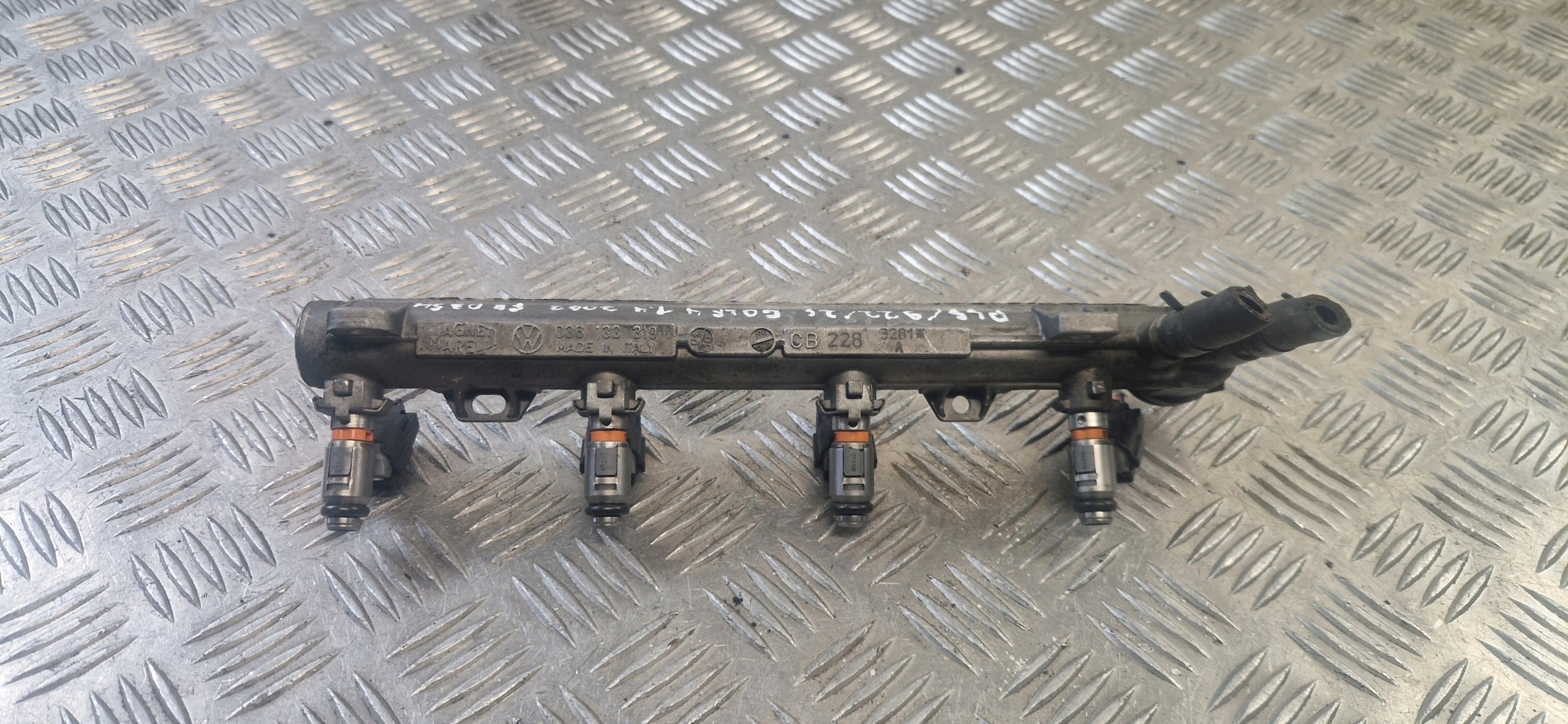 Rampe injection Volkswagen Golf IV 1.4 036133319AA