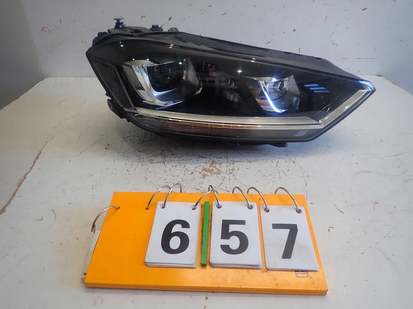 light front right VW SPORTSVAN BI-XENON