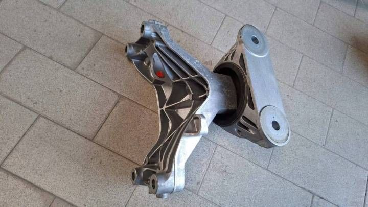 engine mount airbag holder Renault 5 E-Tech 4 112864712R 112119876R