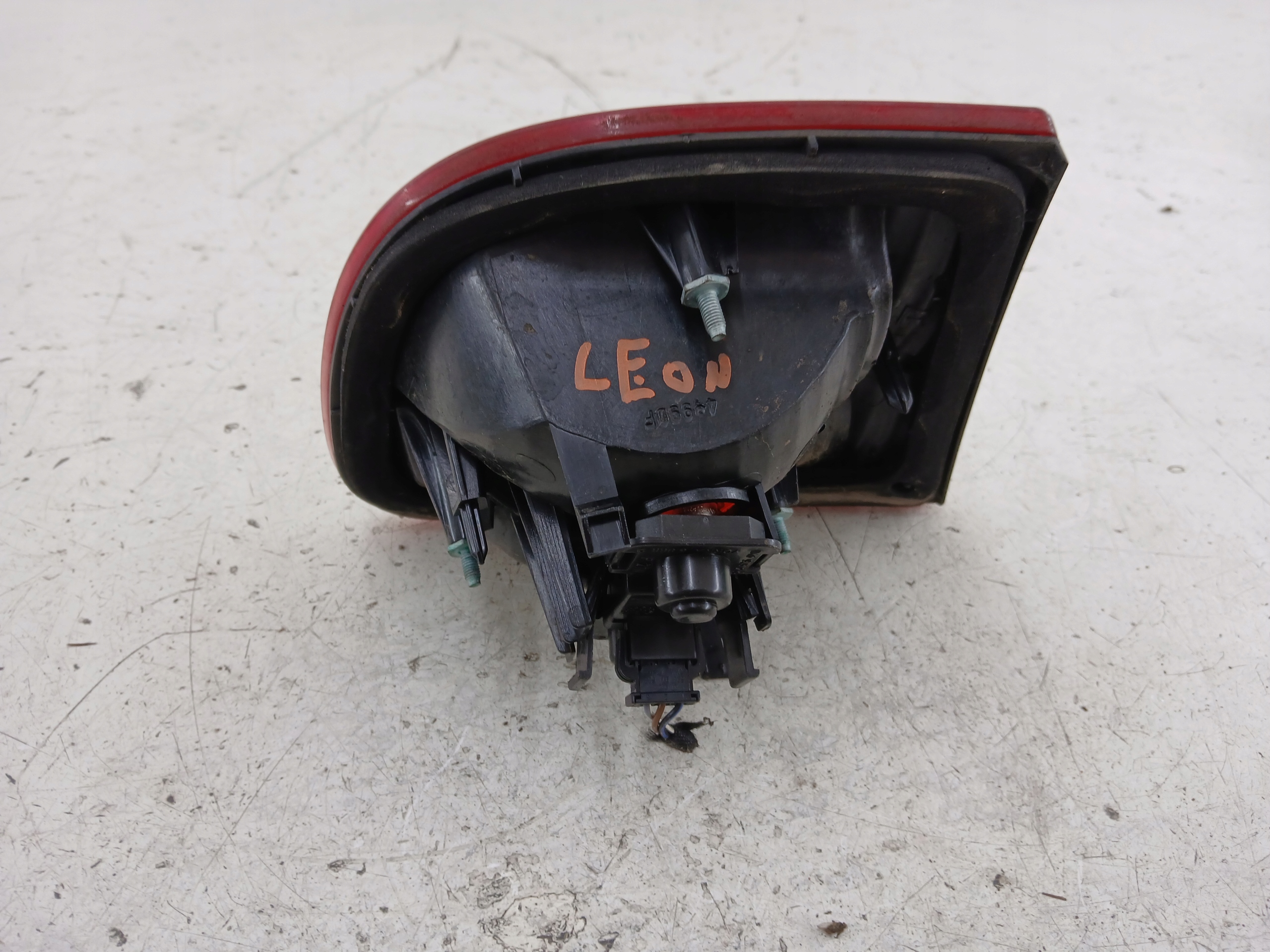 SEAT LEON and light right rear part trunk door