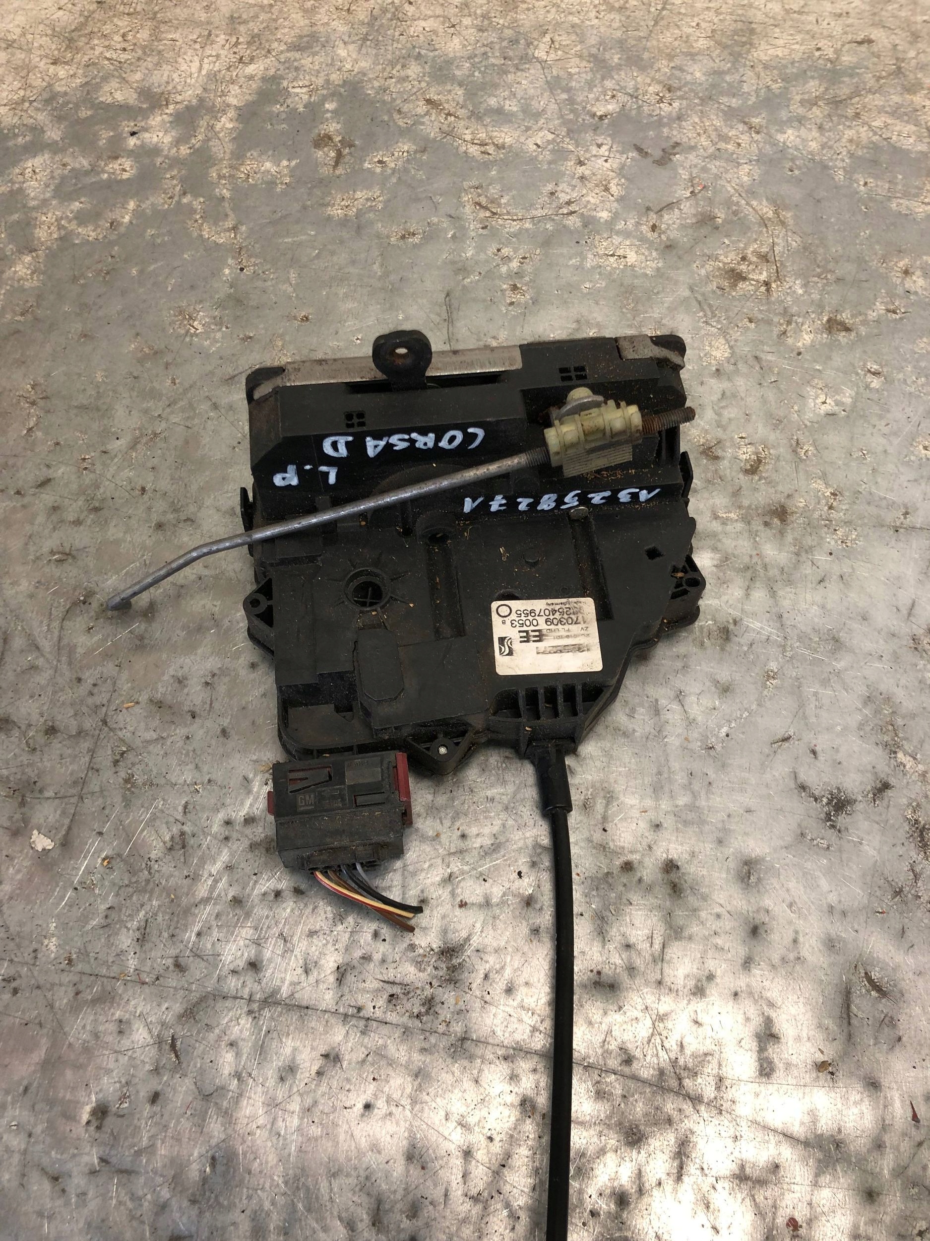 lock door left front OPEL CORSA D 13258271