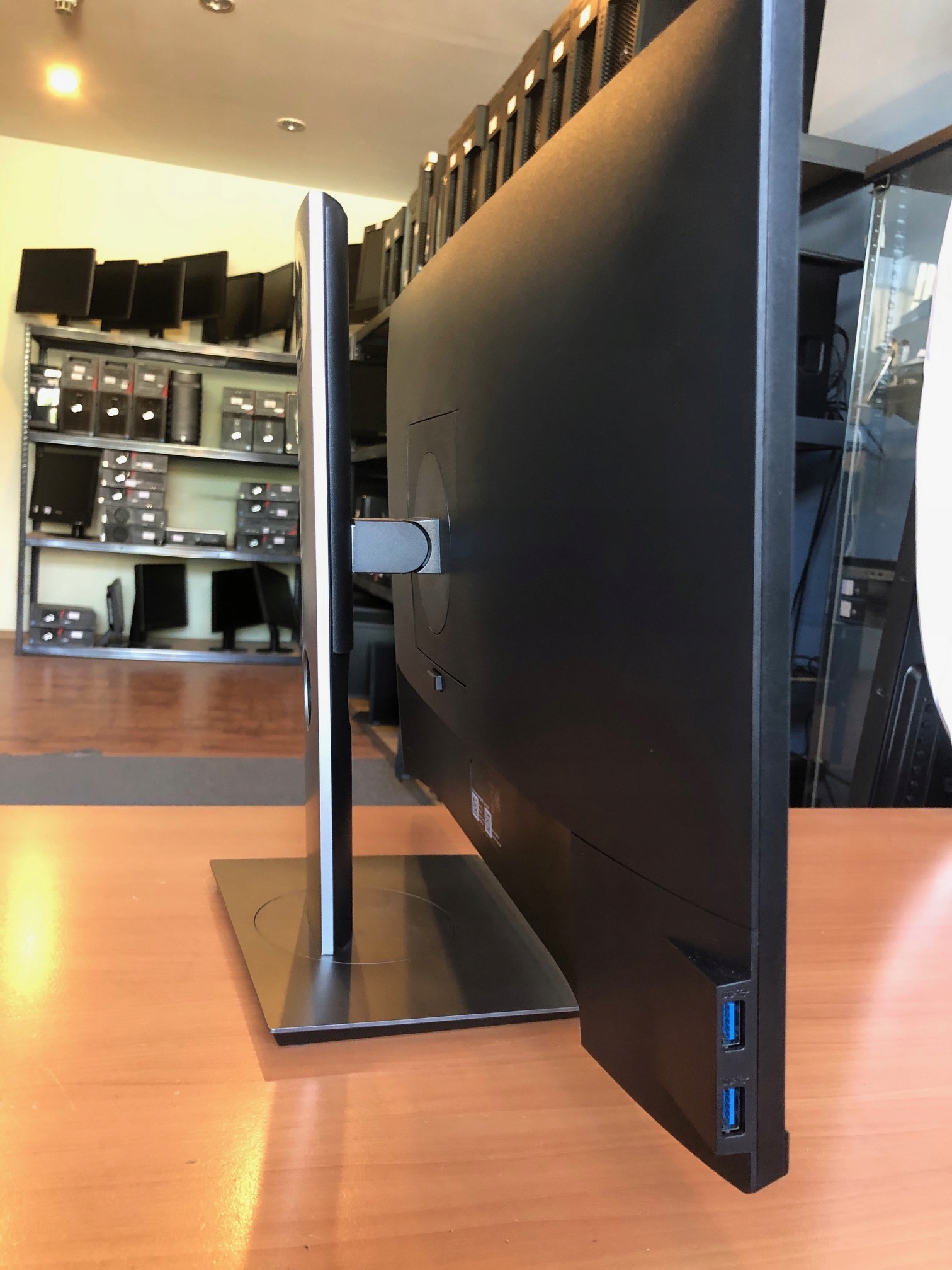 DELL 液晶モニタ P2421DC WQHD(2560x1440) USB-C Amazon.com: Dell P2421DC 24