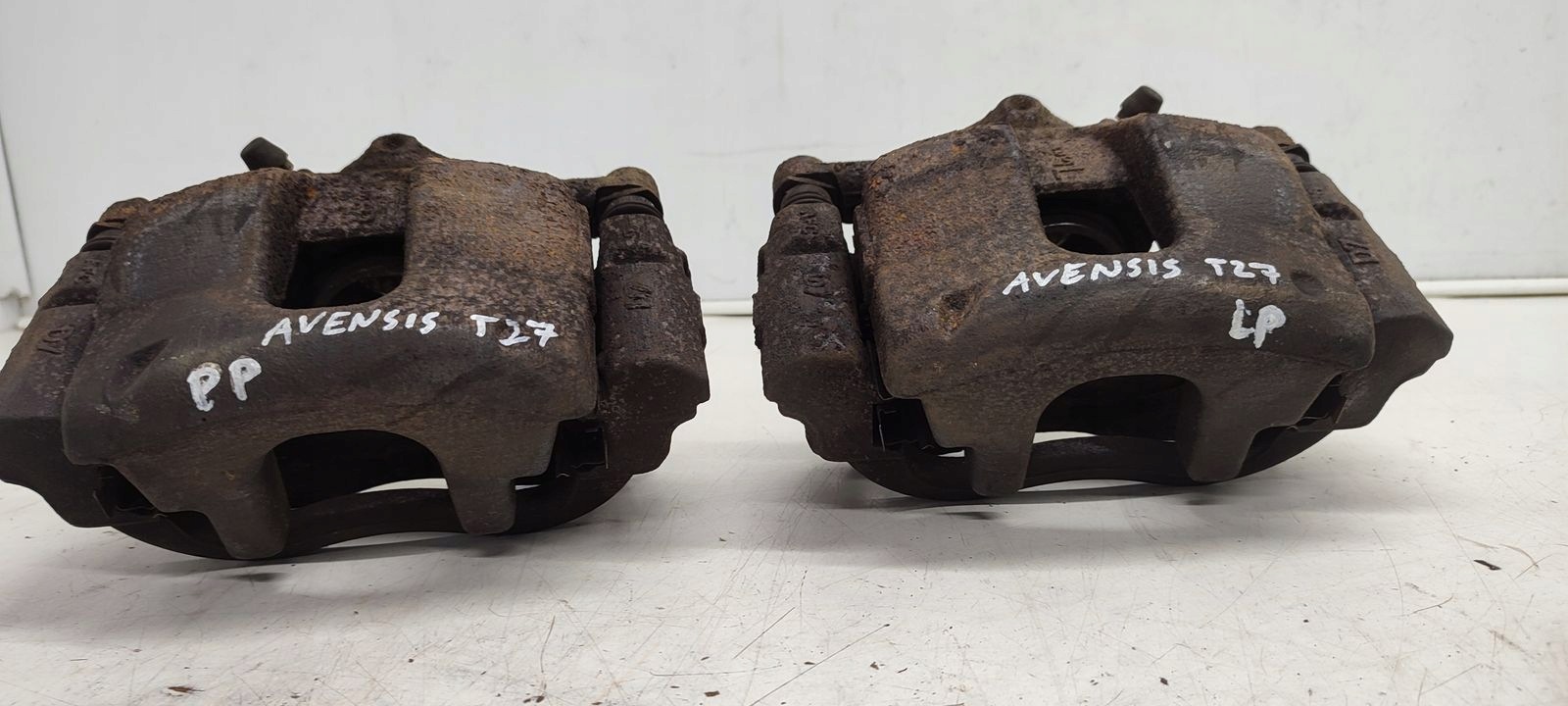caliper front front left Toyota Avensis T27 2,2 D4D