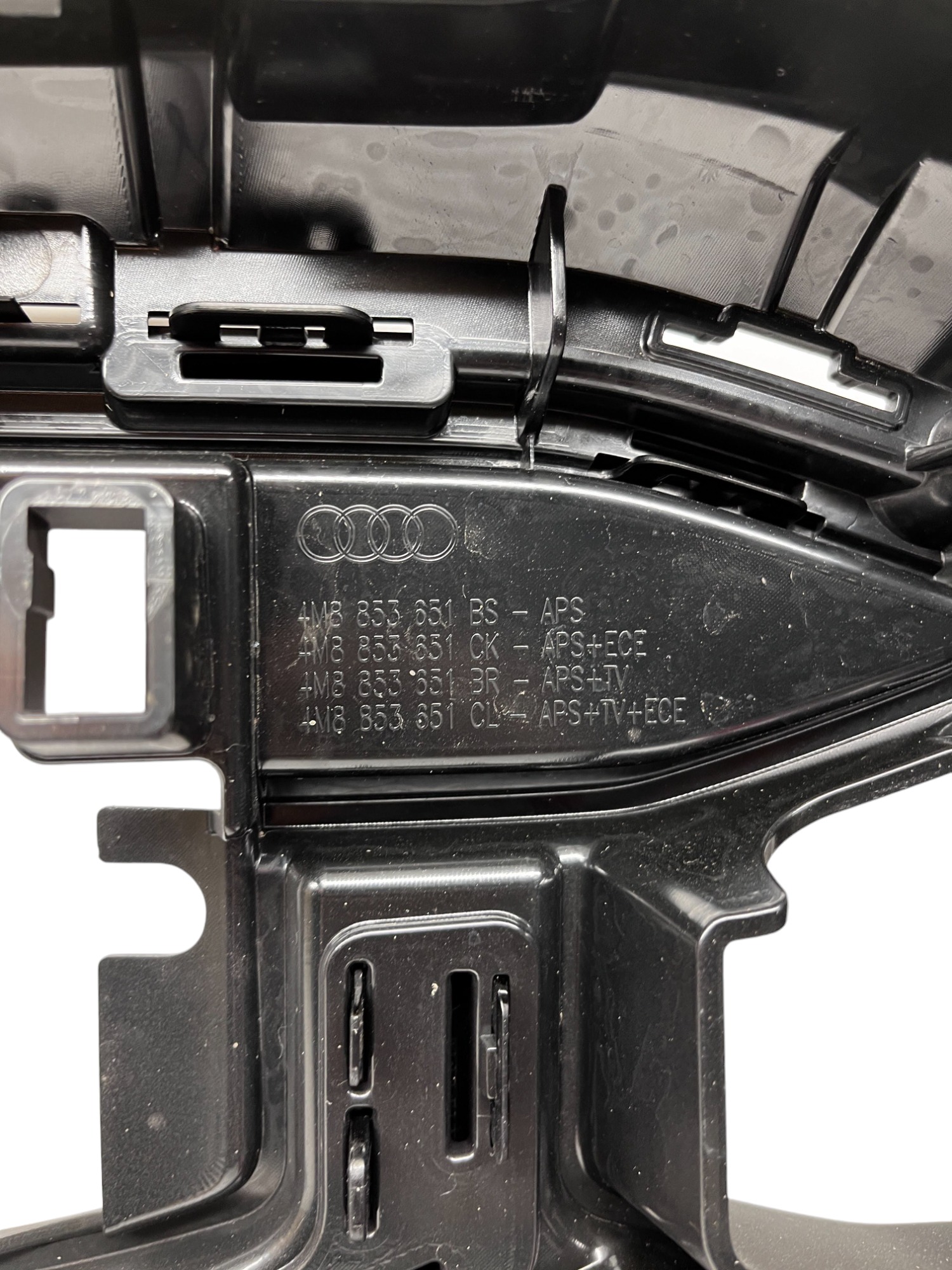 AUDI SQ8 GRILL ATRAPA MASKOWNICA 4M8853651BS Strona zabudowy przód