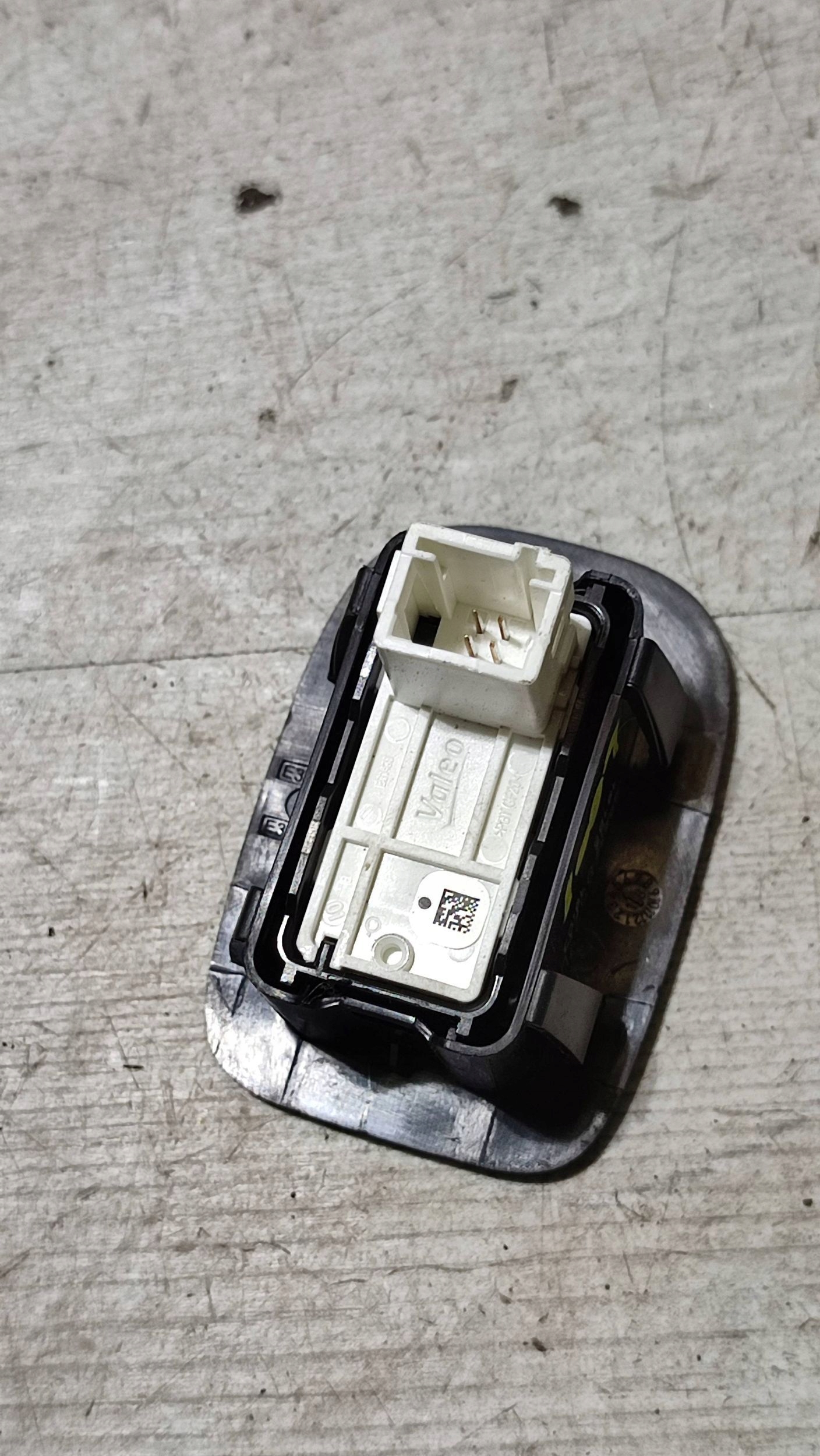 Peugeot 2008 and 2018 rear part side right window control switch