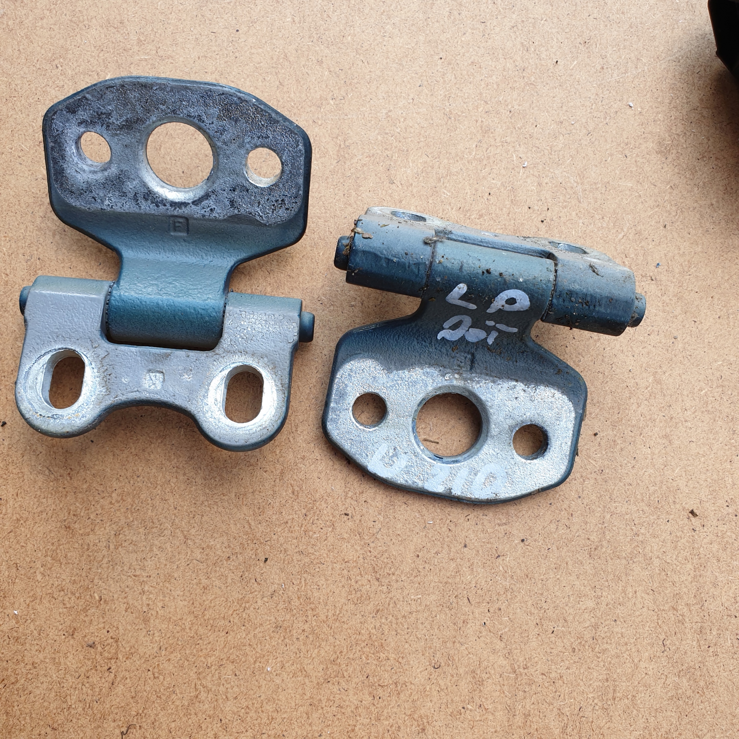 hinge hinges door left front MERCEDES E W210 OE