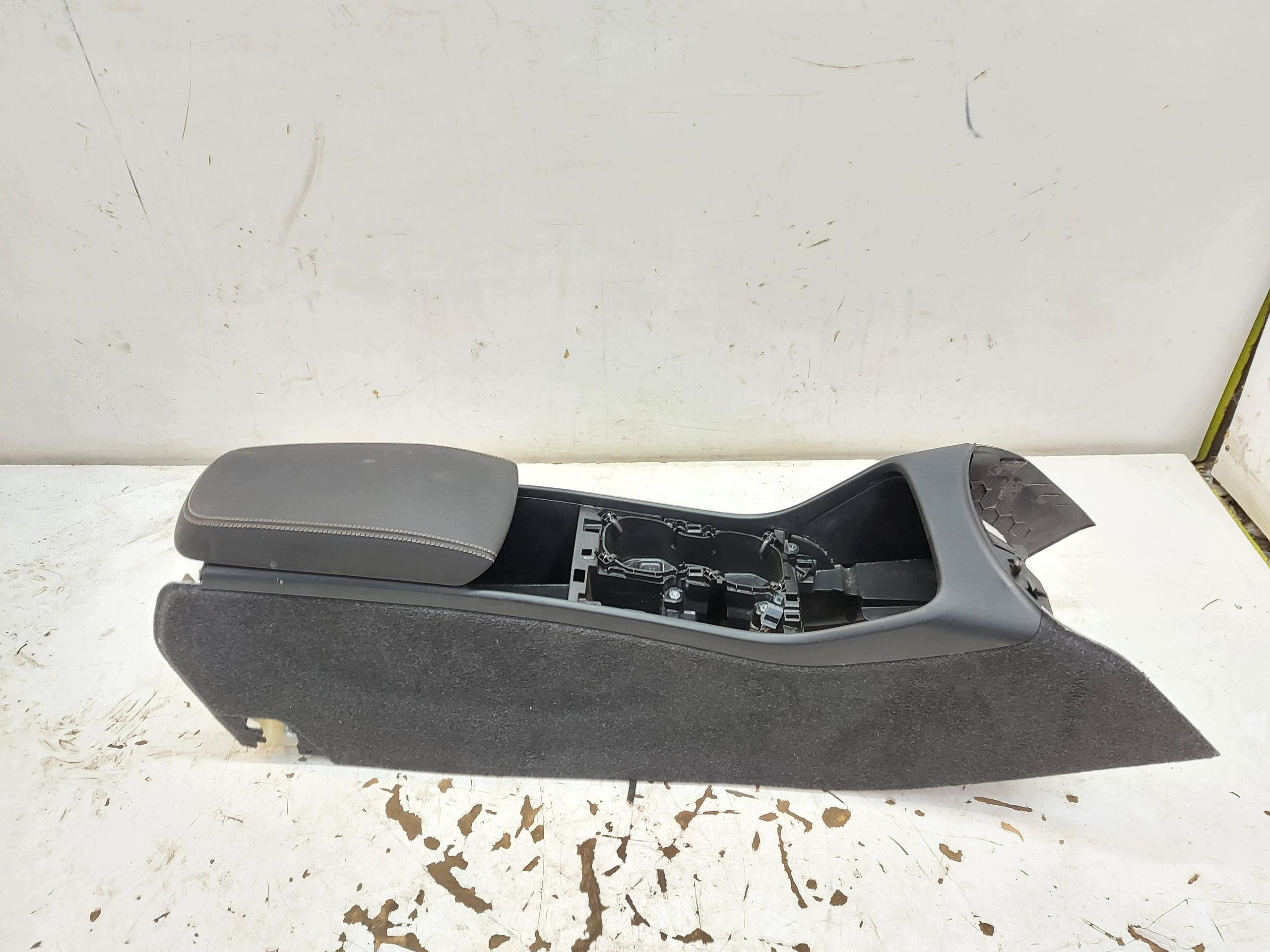 Volvo XC40 Lift Recharge armrest tunnel central