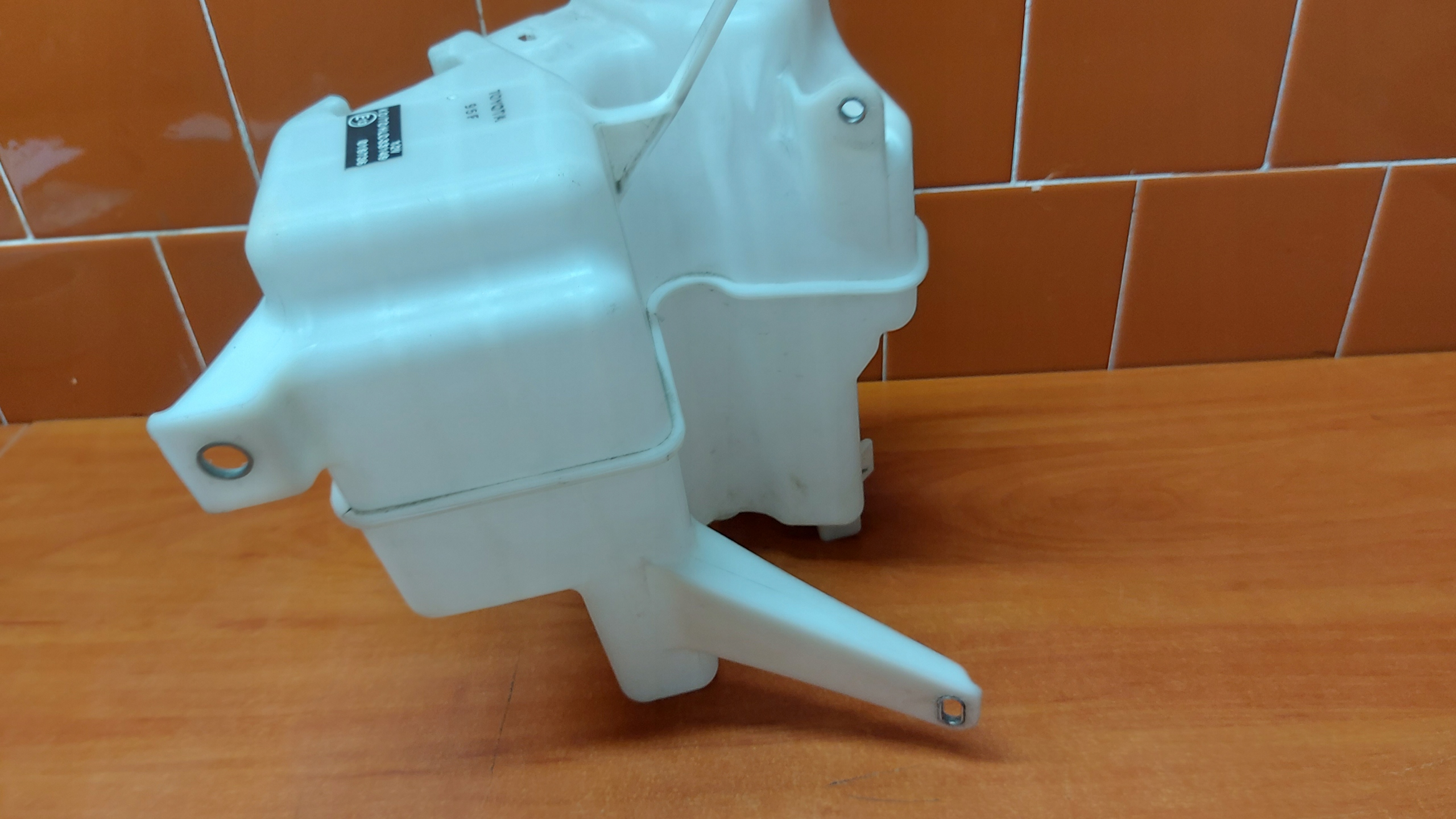 washer fluid tank TOYOTA RAV4 IV 12