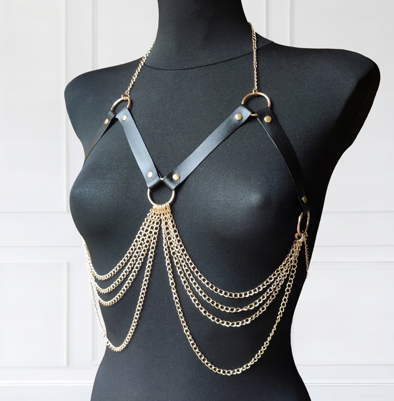 Kožený postroj na hrudi s cosplayovými popruhy