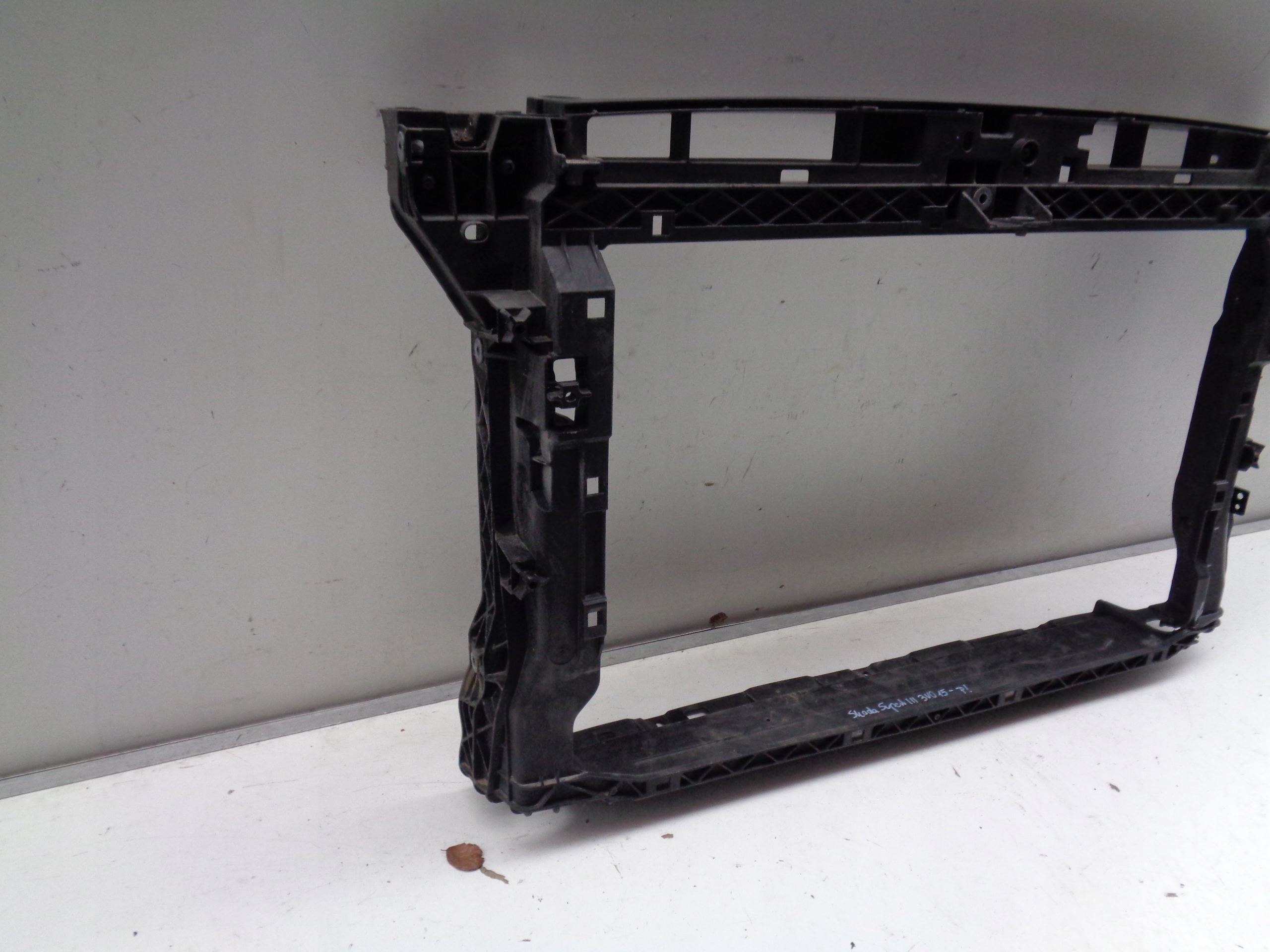 WZMOCNIENIE PAS PRZEDNI SKODA SUPERB III 3V 3V0 15- Numer katalogowy części 3V0805588D