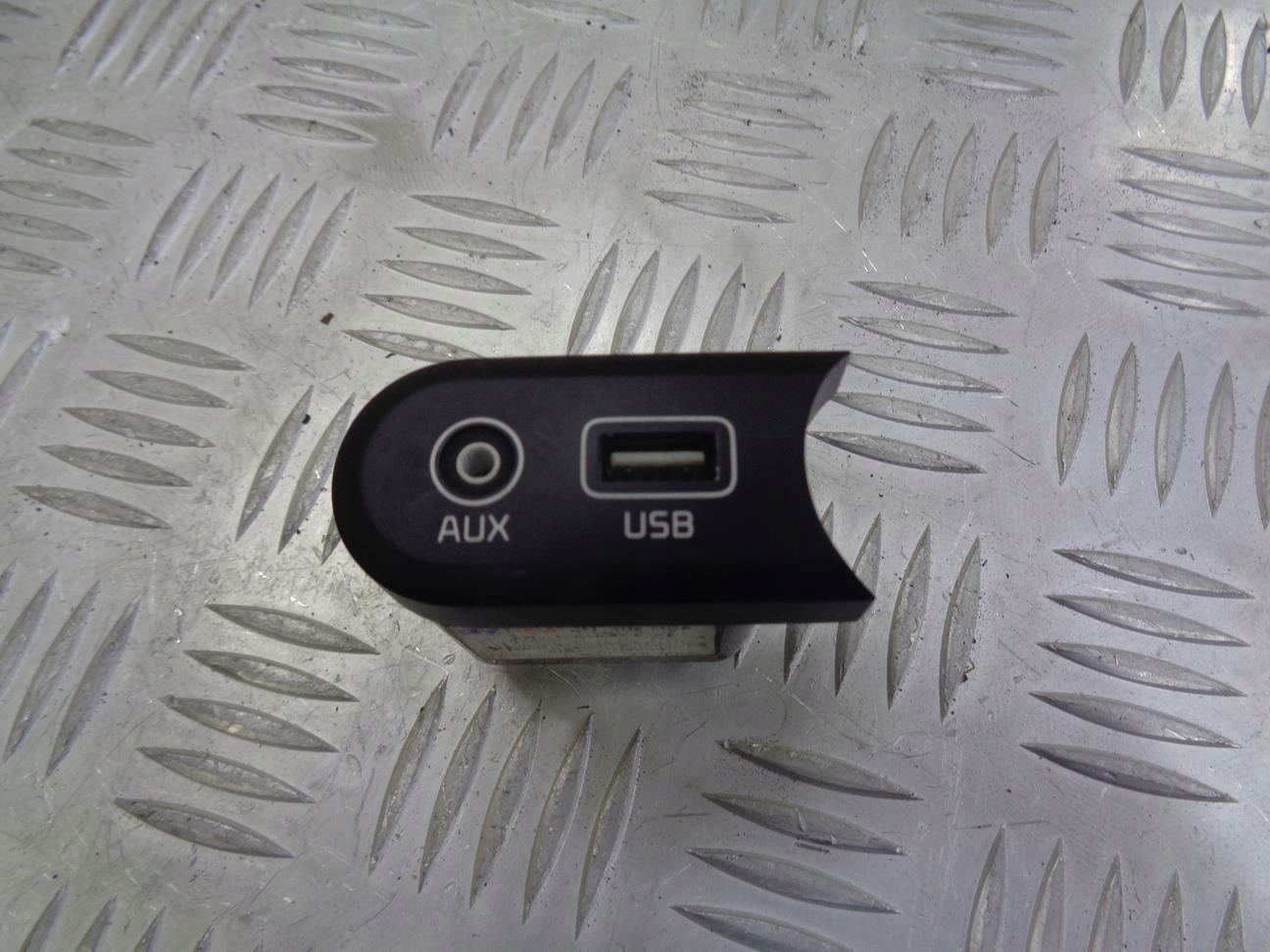 GNIAZDO WEJŚCIE USB AUX KIA CEED 2 II 12- 96120-A2200