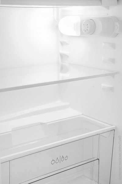 Lodówka Podblatowa z Zamrażalnikiem Sharp 82,5cm Kl.E biała Stan opakowania oryginalne