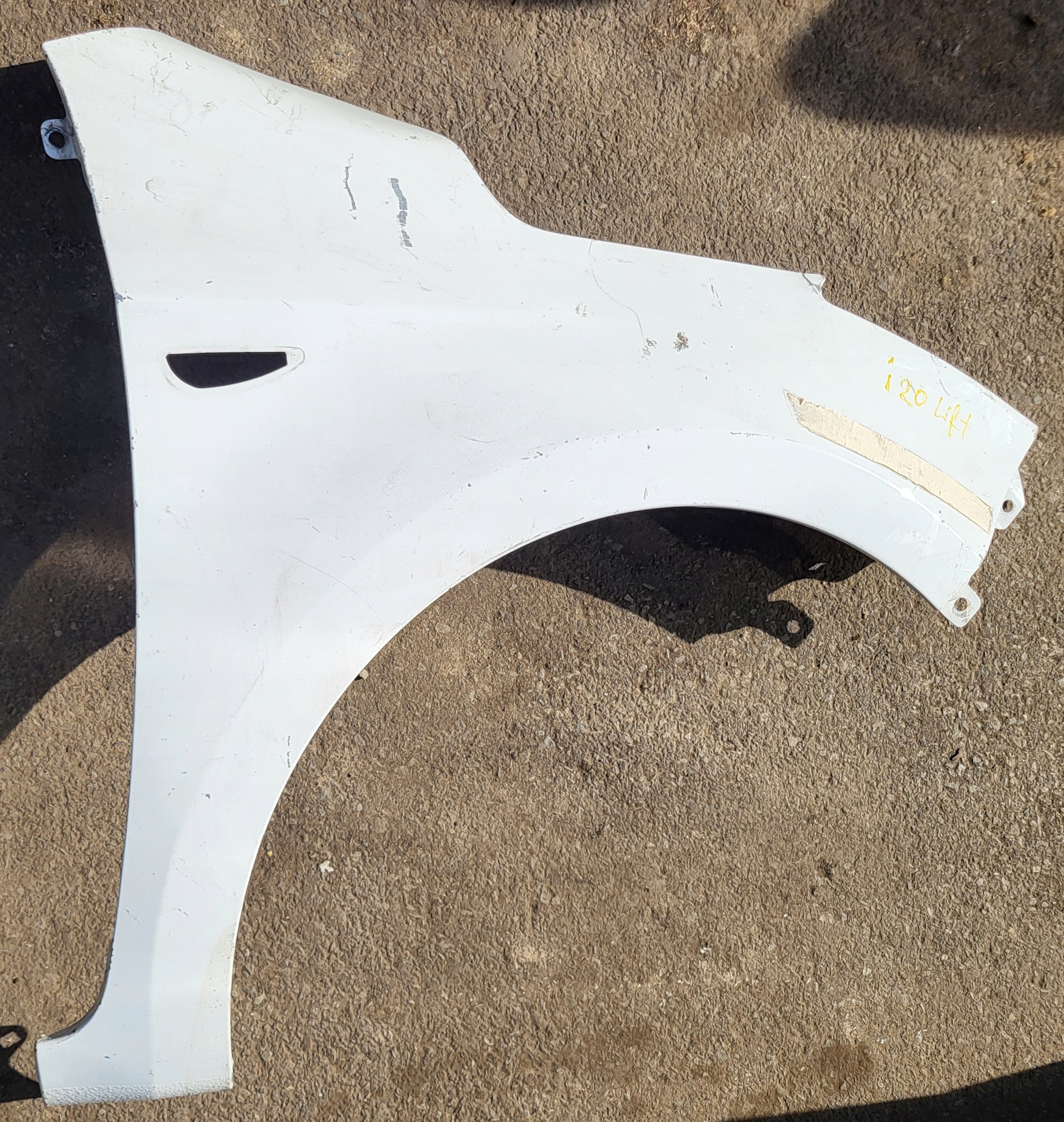 fender right front HYUNDAI i20 original BIALY