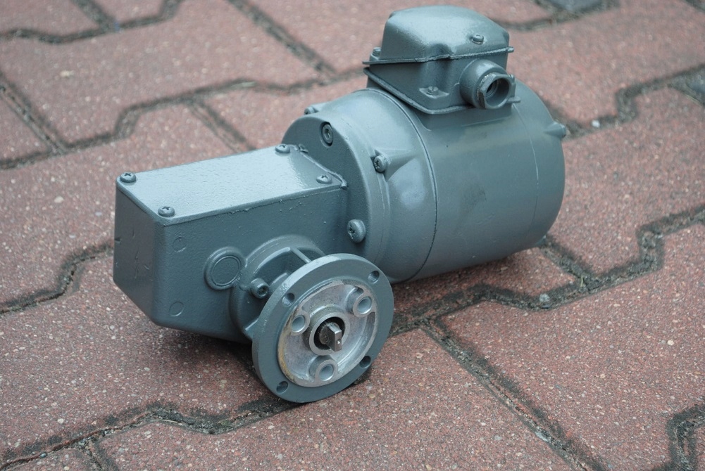 Motoreduktor kątowy 0.04kw. 25obr./min..