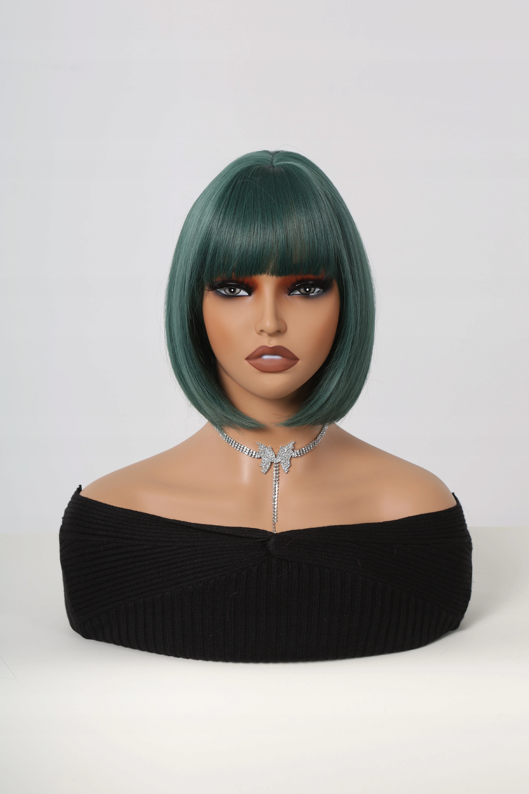 Smaragdově zelená mikádo paruka Esmeralda s jemnou ofinou